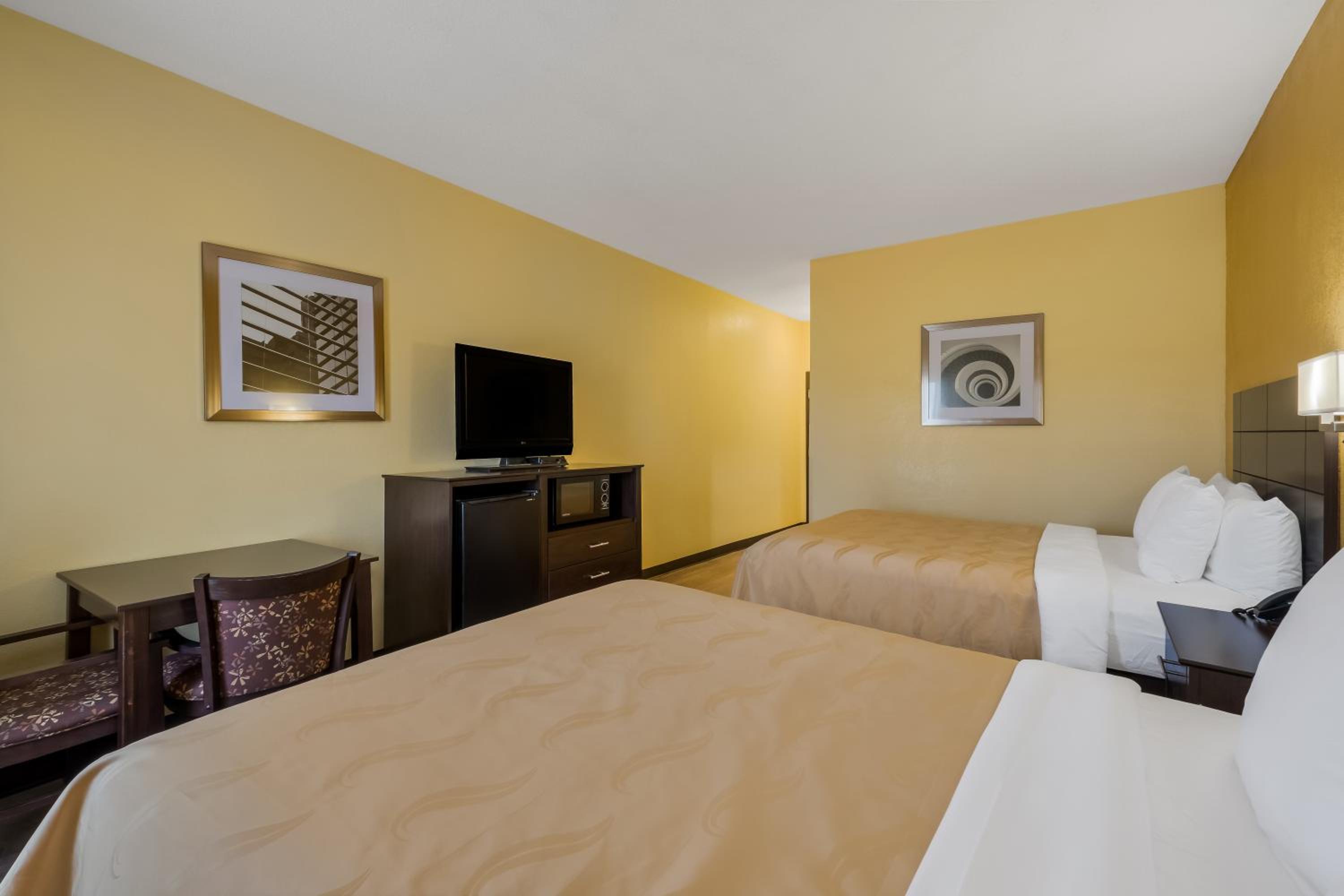 Queen Room with Two Queen Beds photo 1