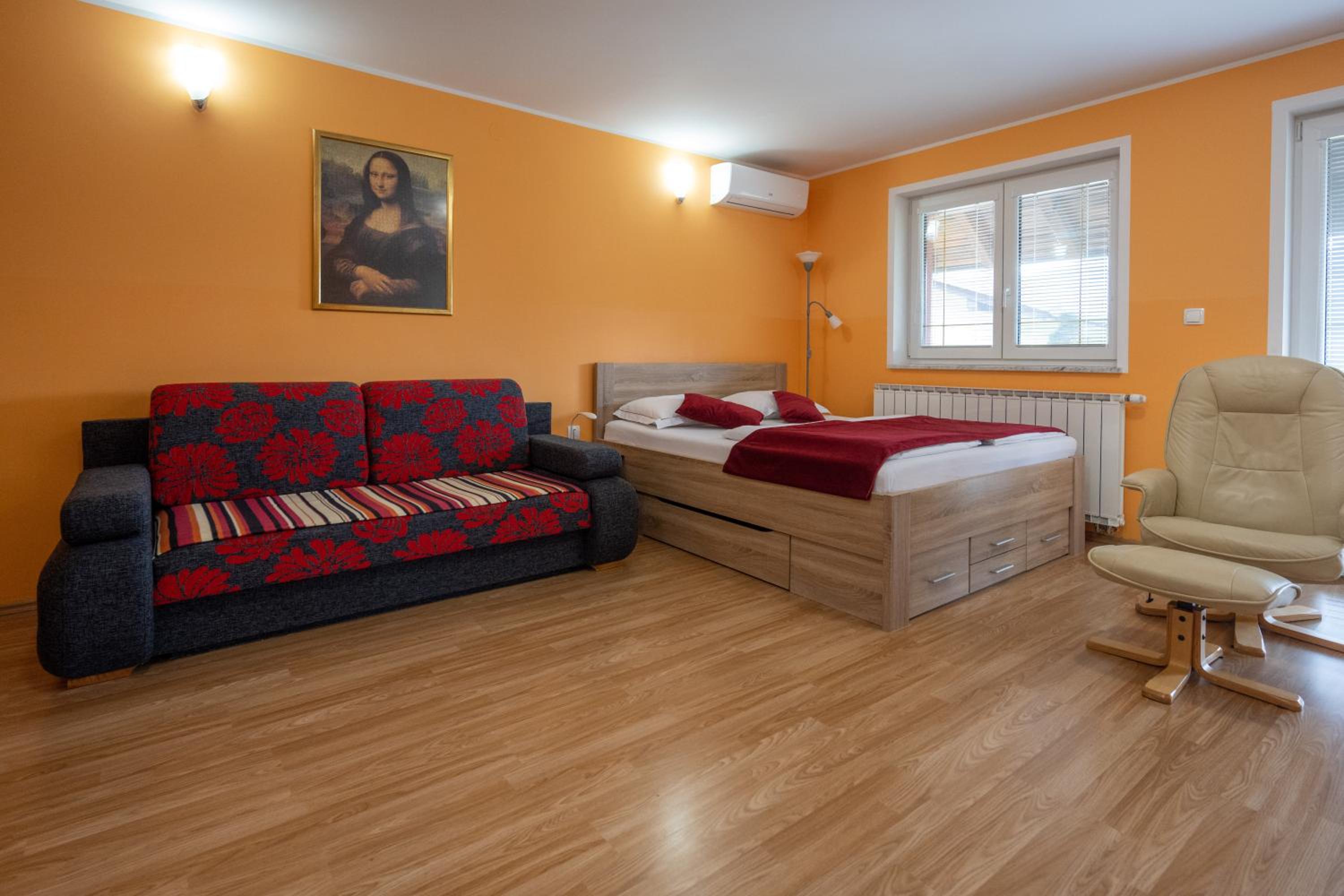 Studio Apartment photo 1