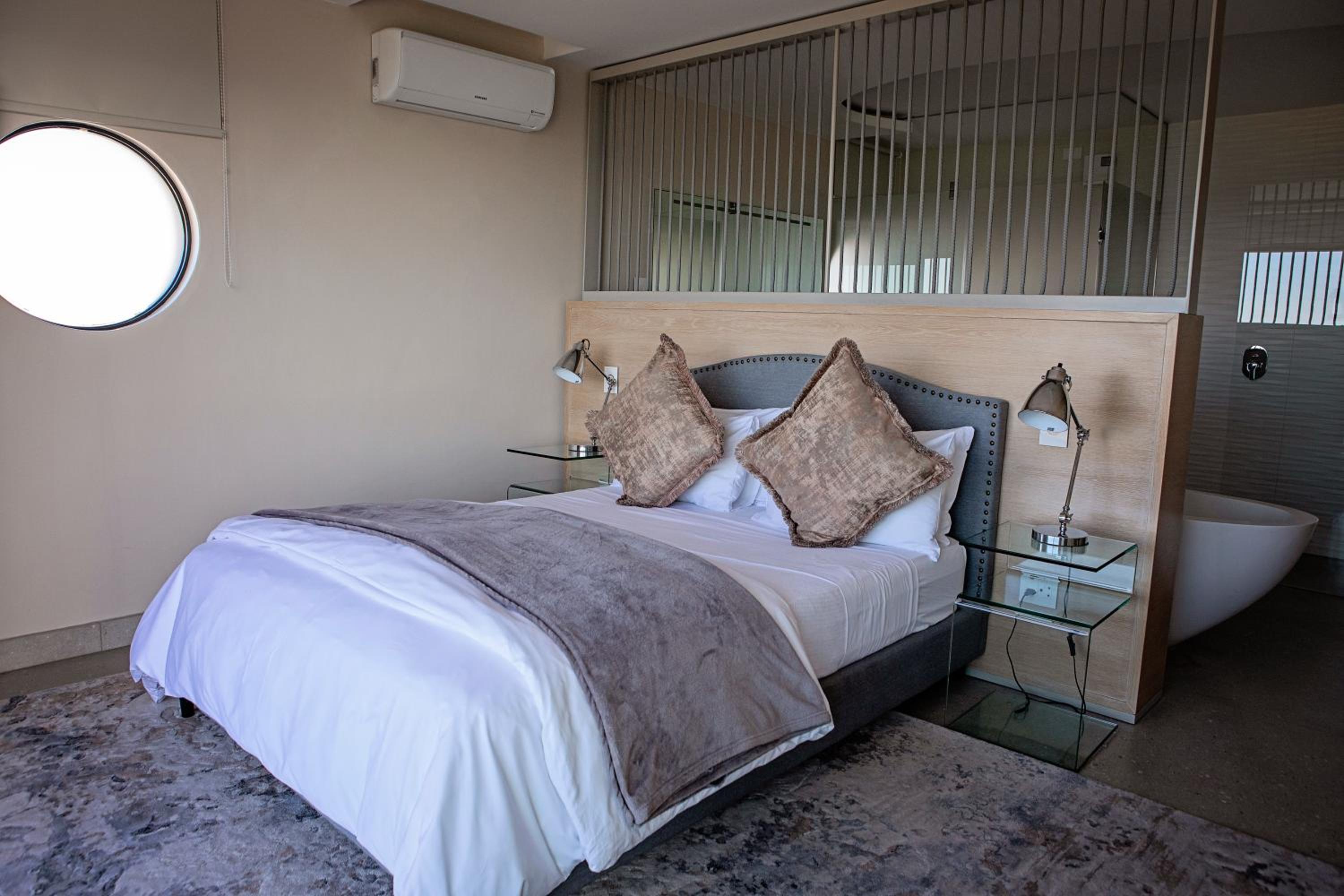 Deluxe Double Room with Balcony and Sea View - Photo 6