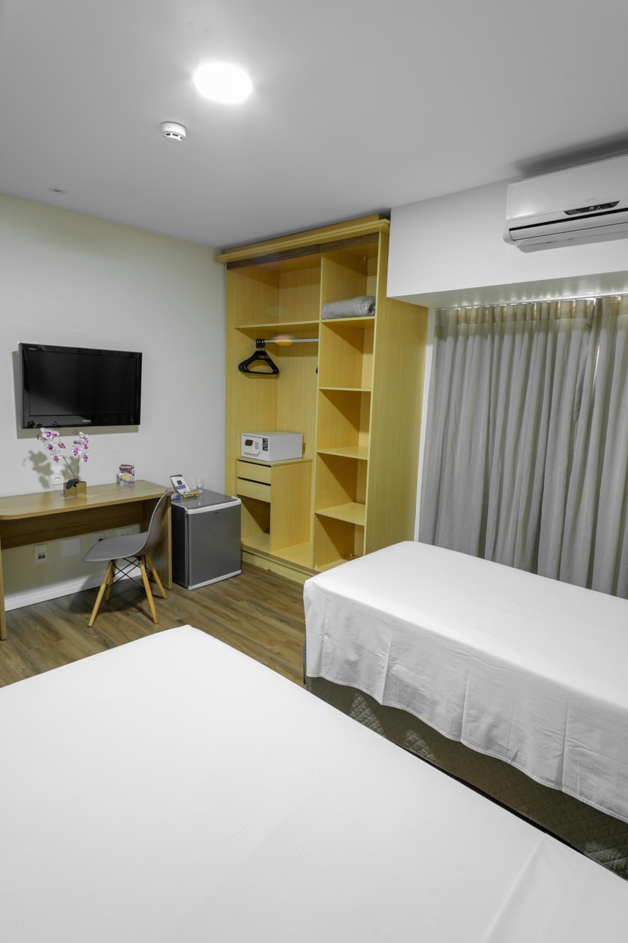Available room thumbnail 6