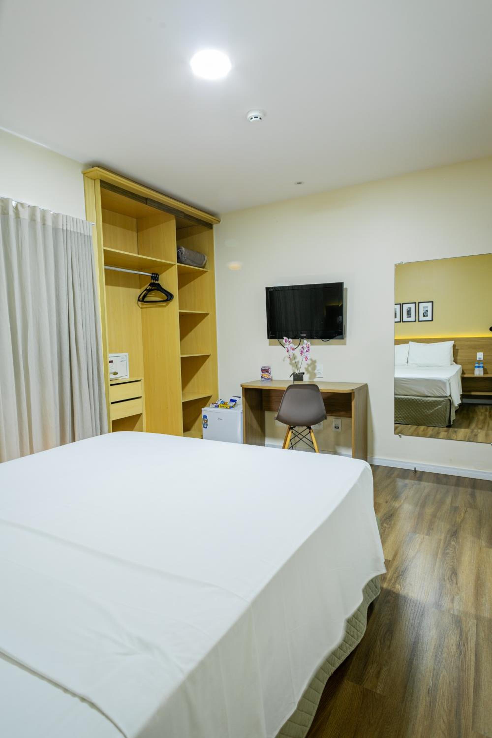 Standard Double Room thumbnail 6