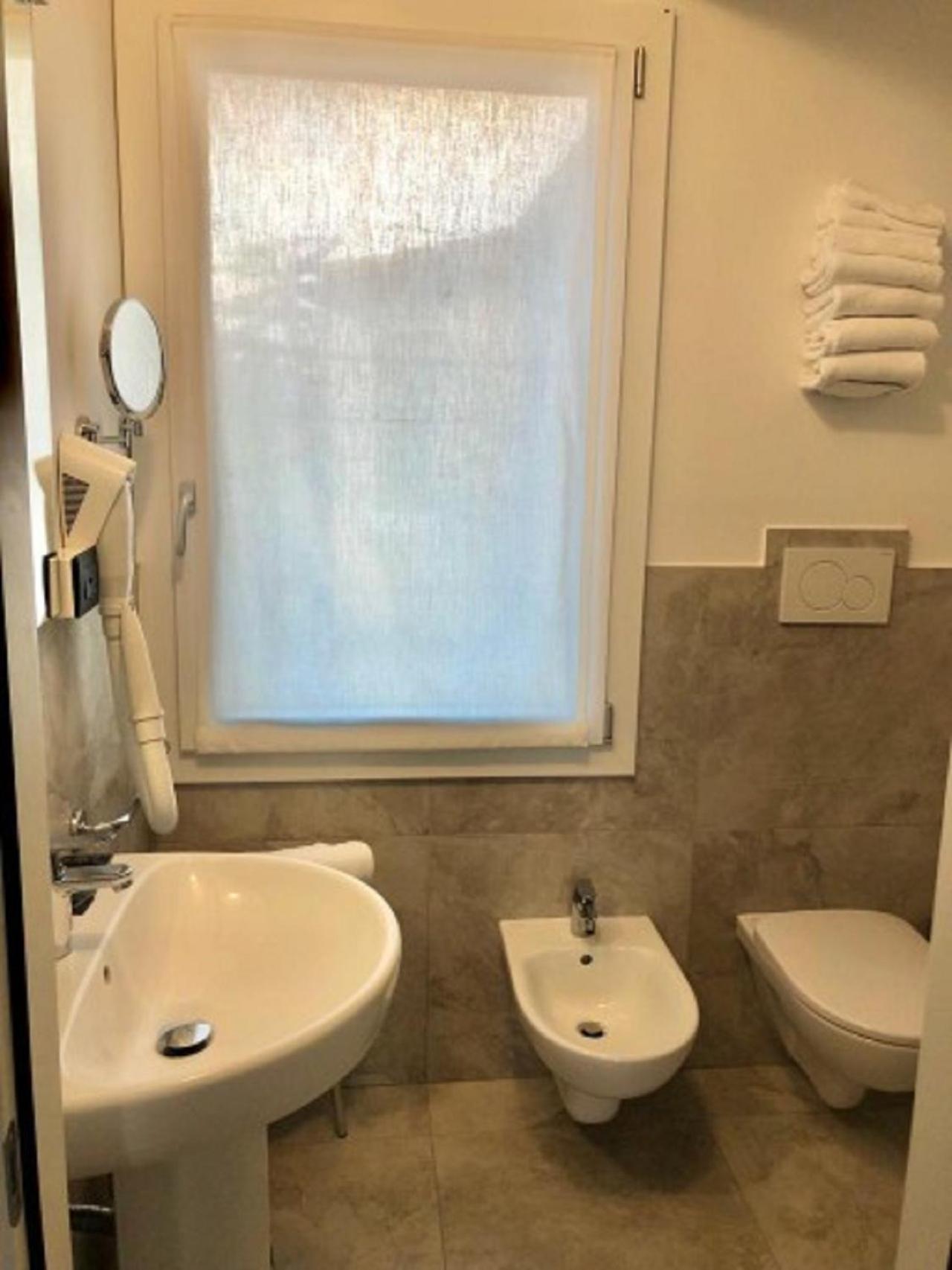 Double Room - Photo 8