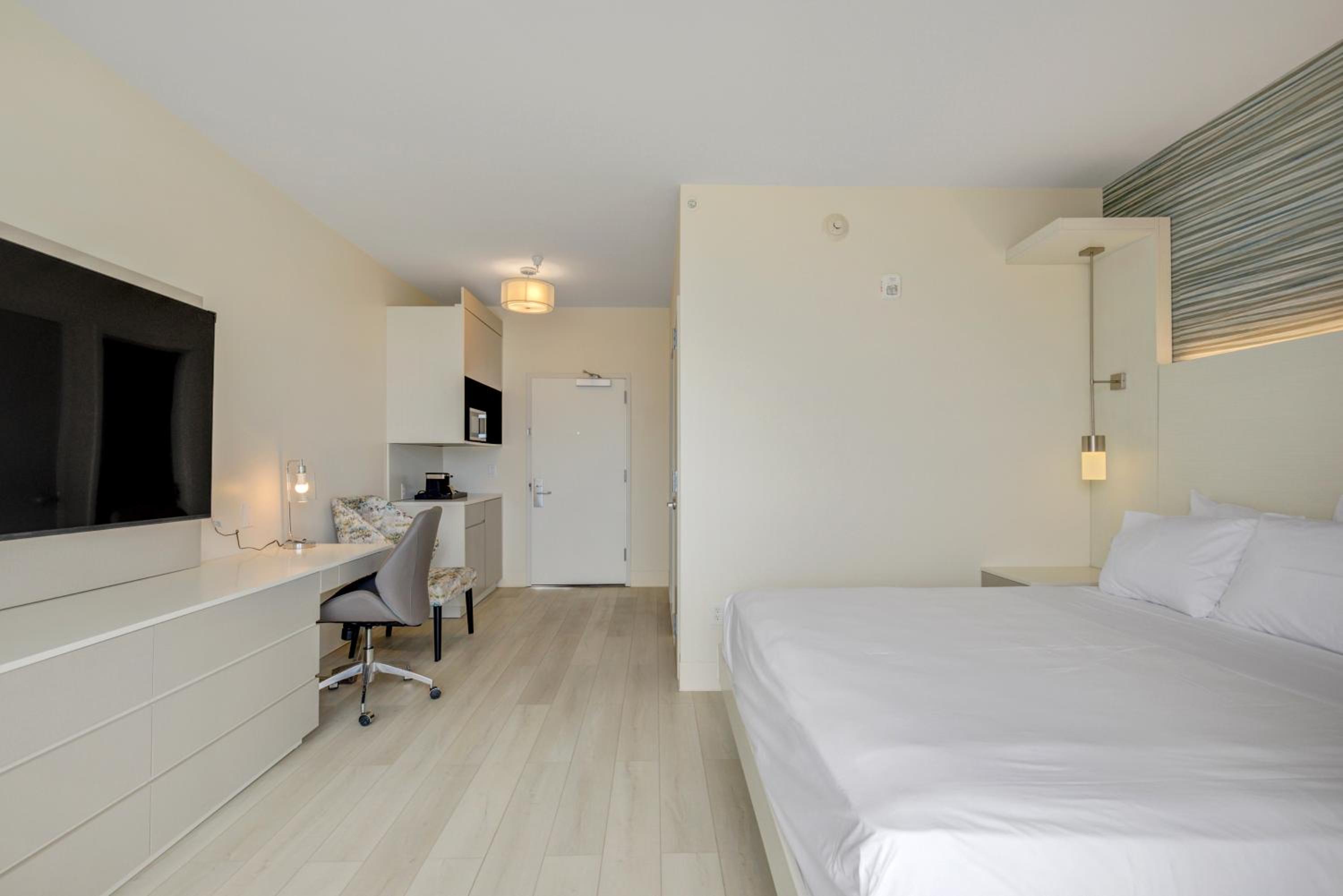 King Room with Balcony - Photo 7