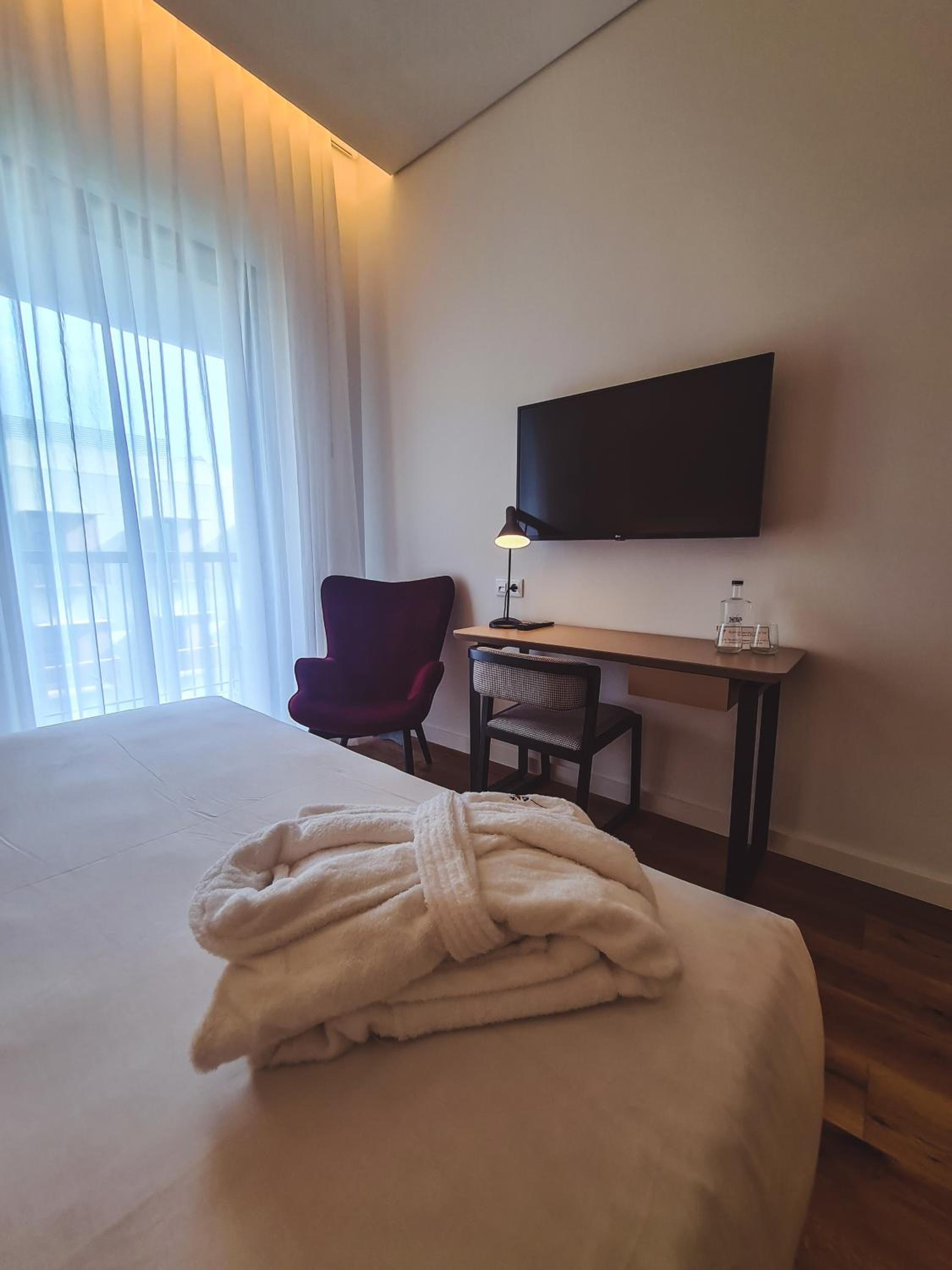 Superior Double Room with City View - Photo 5
