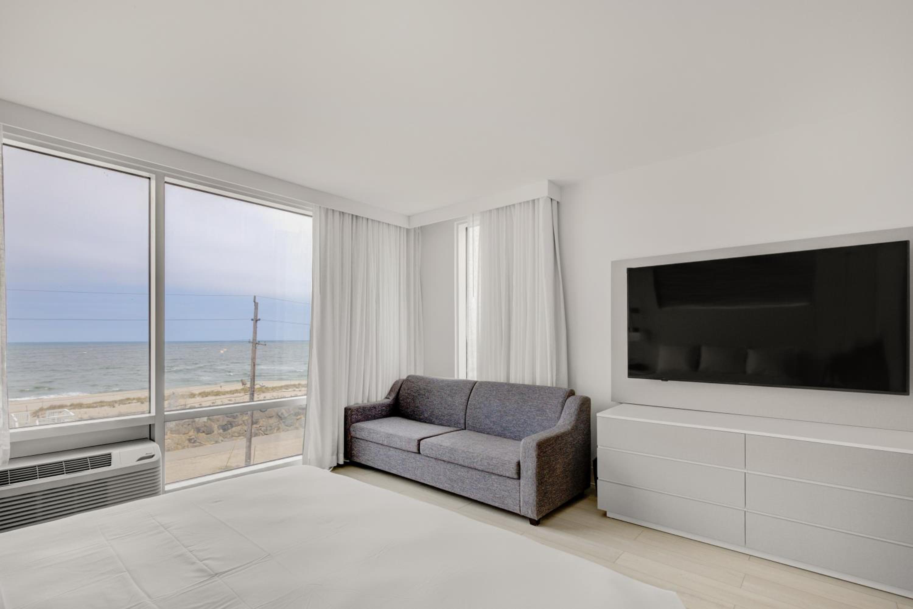 Deluxe King Room - Photo 2