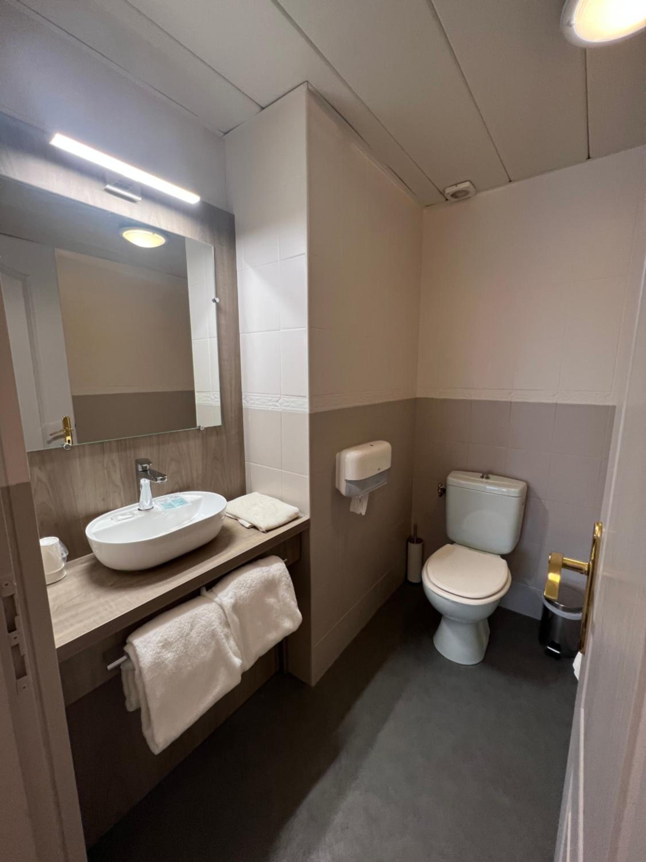 Twin Room - Photo 2