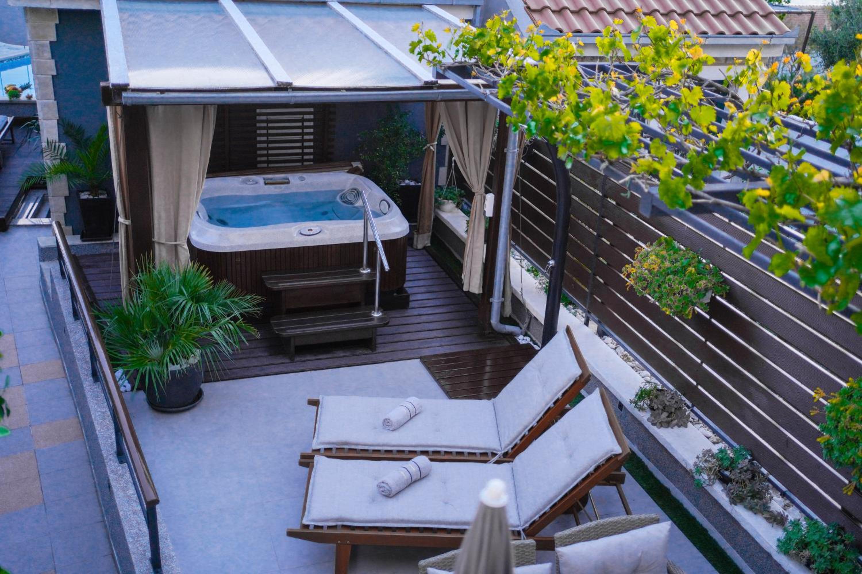 One-Bedroom Apartment with Sea View photo 2