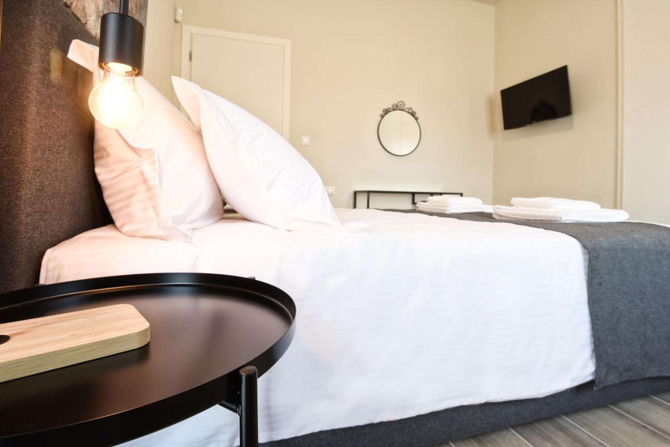 Deluxe Suite - Photo 7