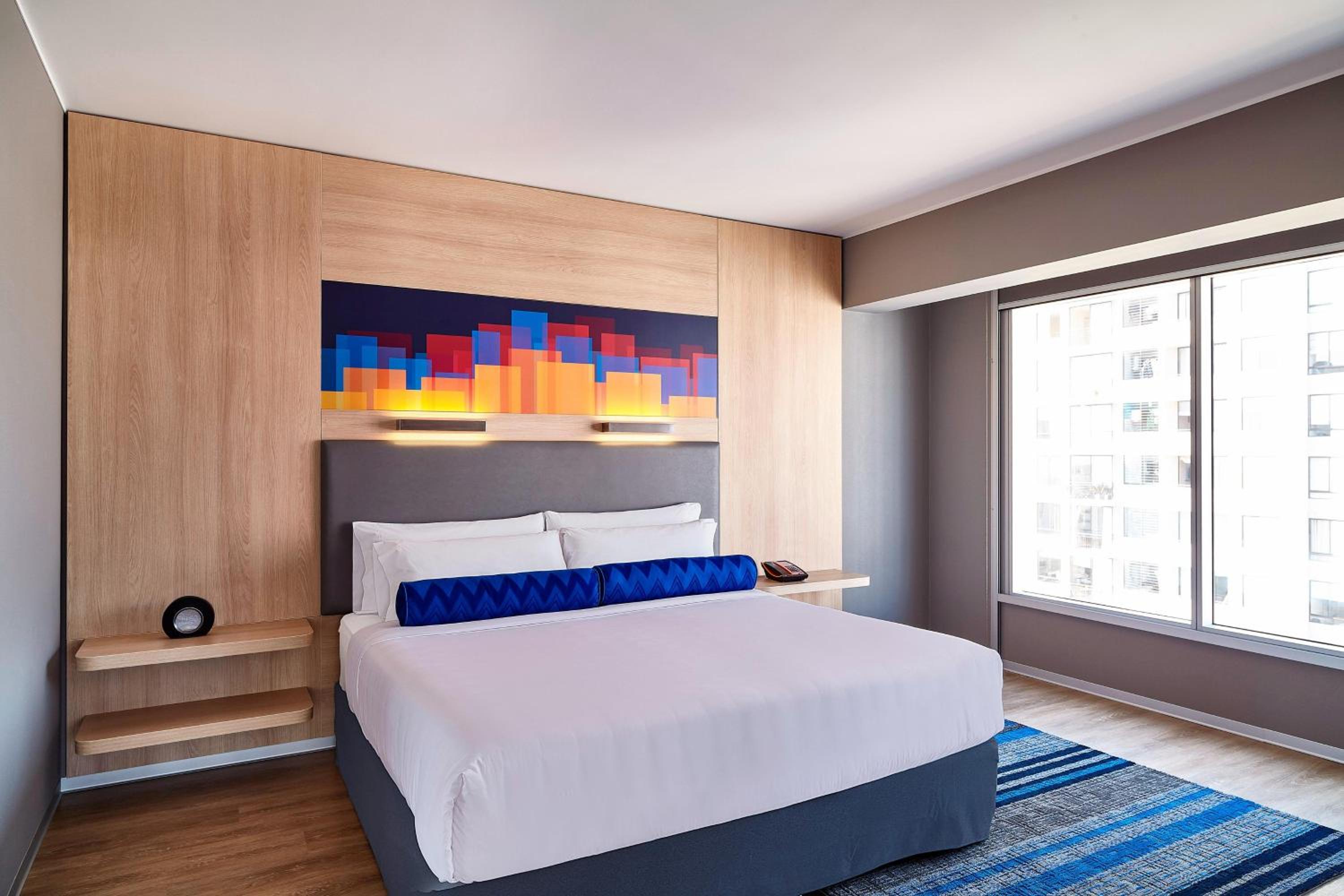 Savvy, Suite, 1 King, City View, Corner Room