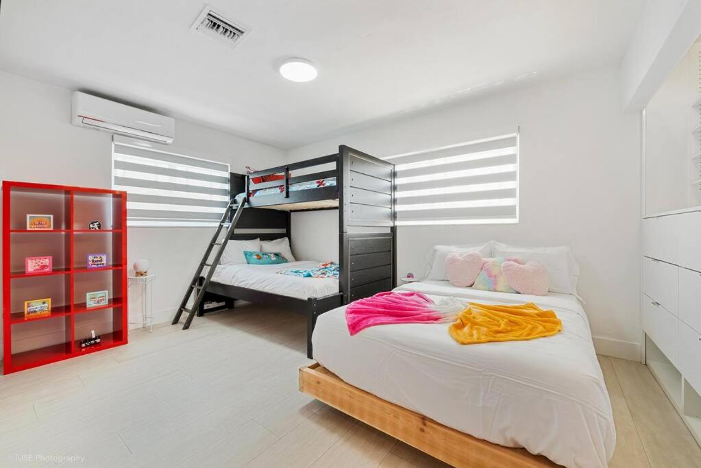 Five-Bedroom House photo 1