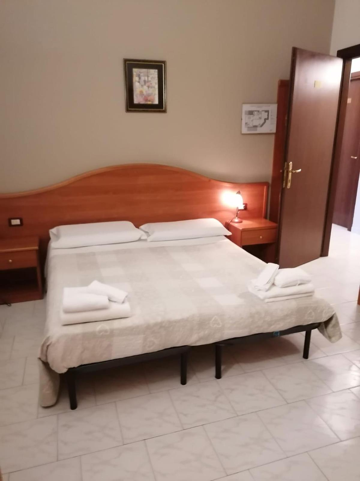 Double or Twin Room - Photo 4