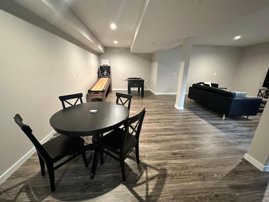 Three-Bedroom House photo 3