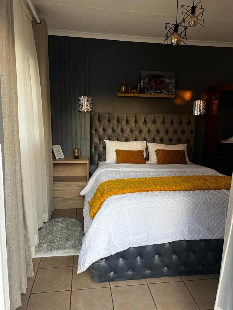 Queen Room photo 1
