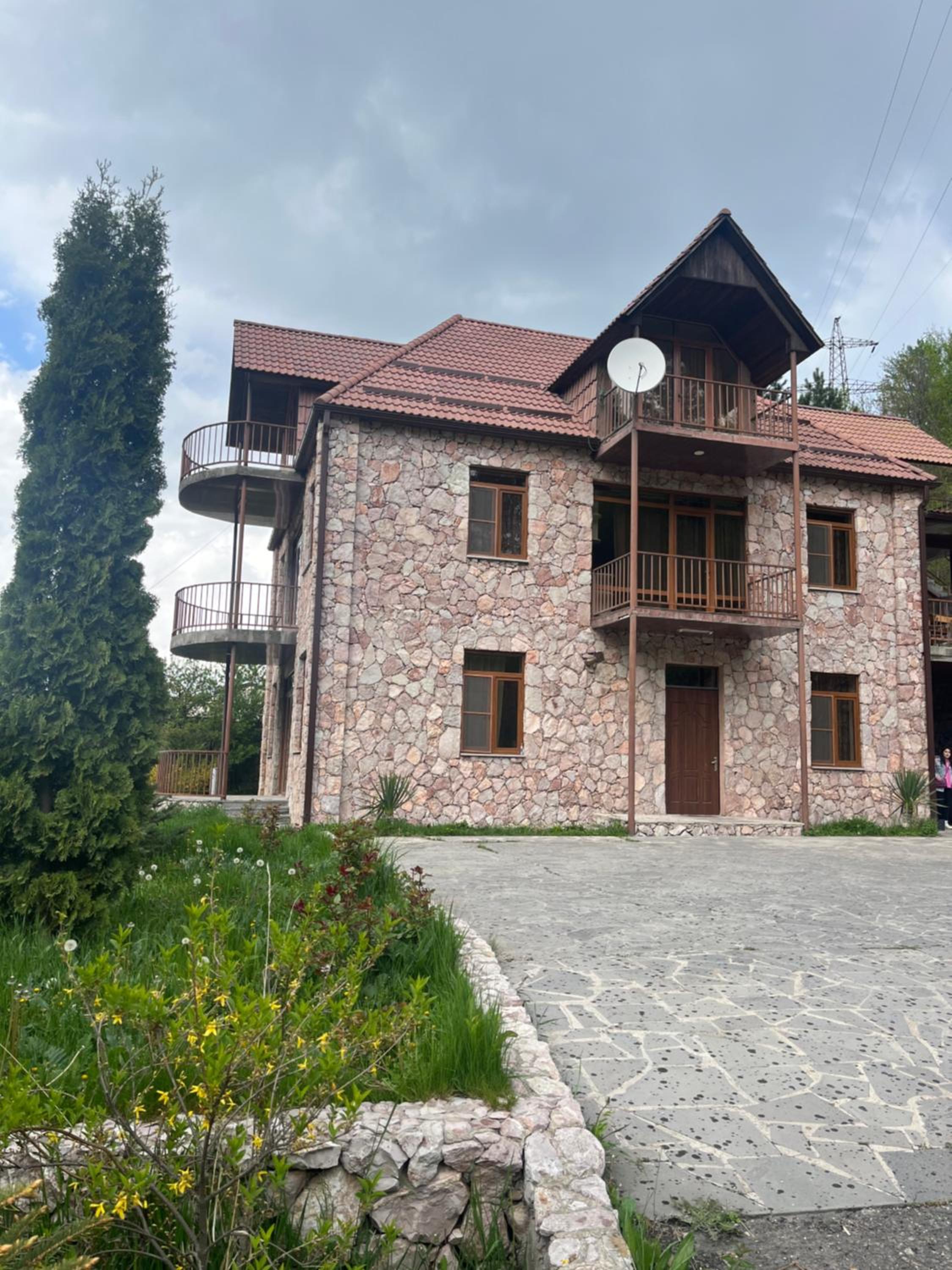 Six-Bedroom House photo 3