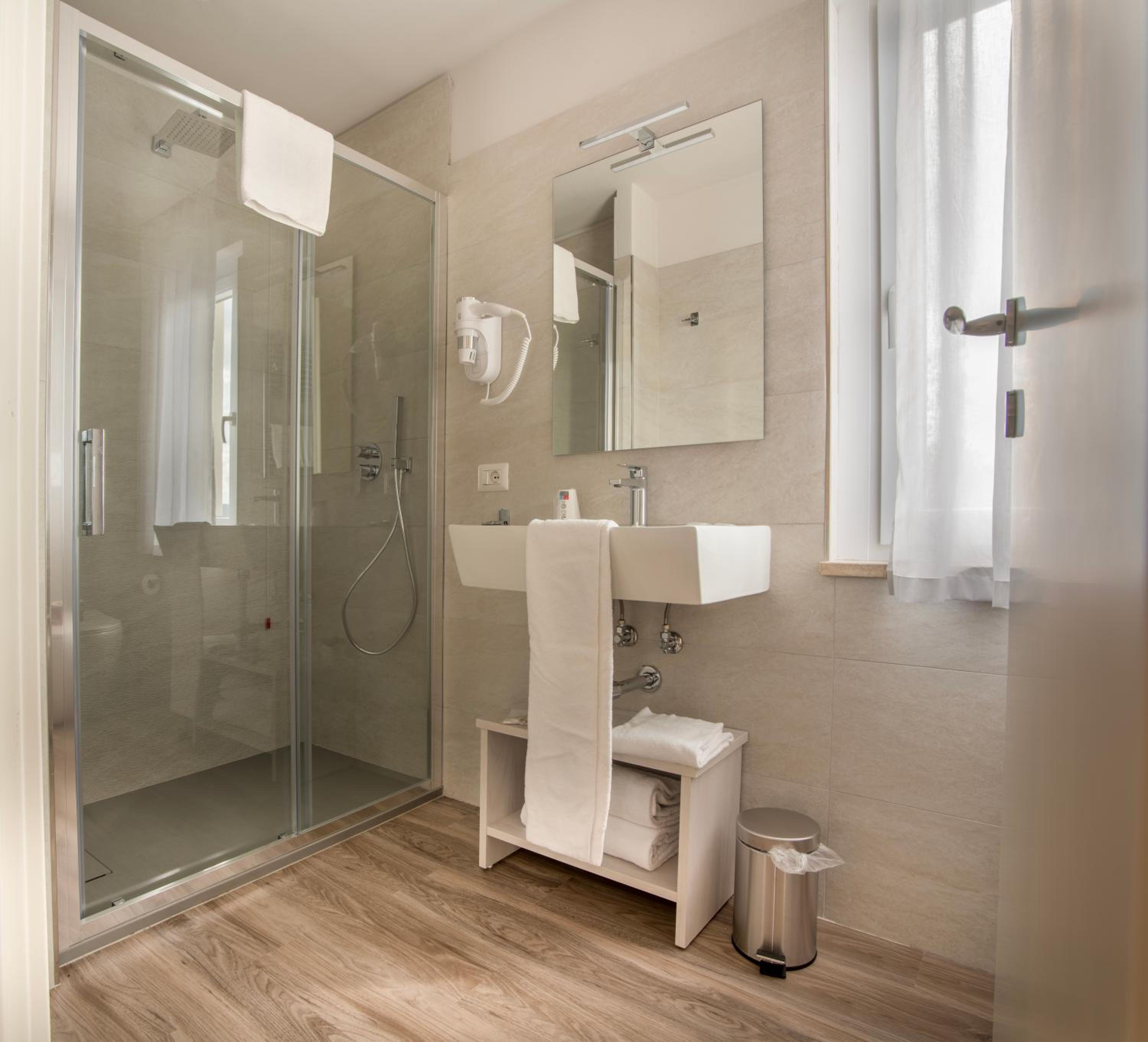 Standard Double or Twin Room - Photo 4