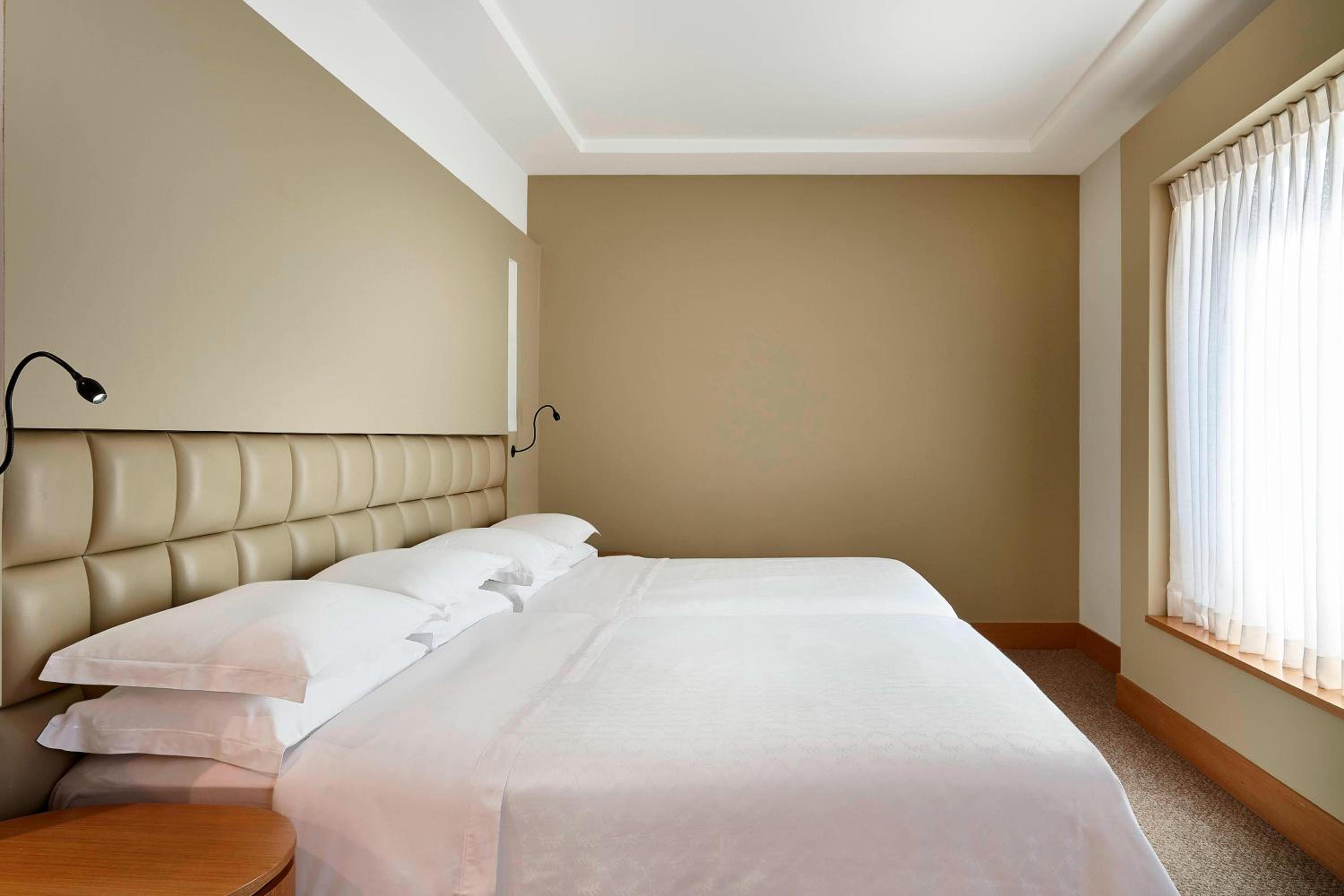 Deluxe Queen Room with Two Queen Beds - Photo 5