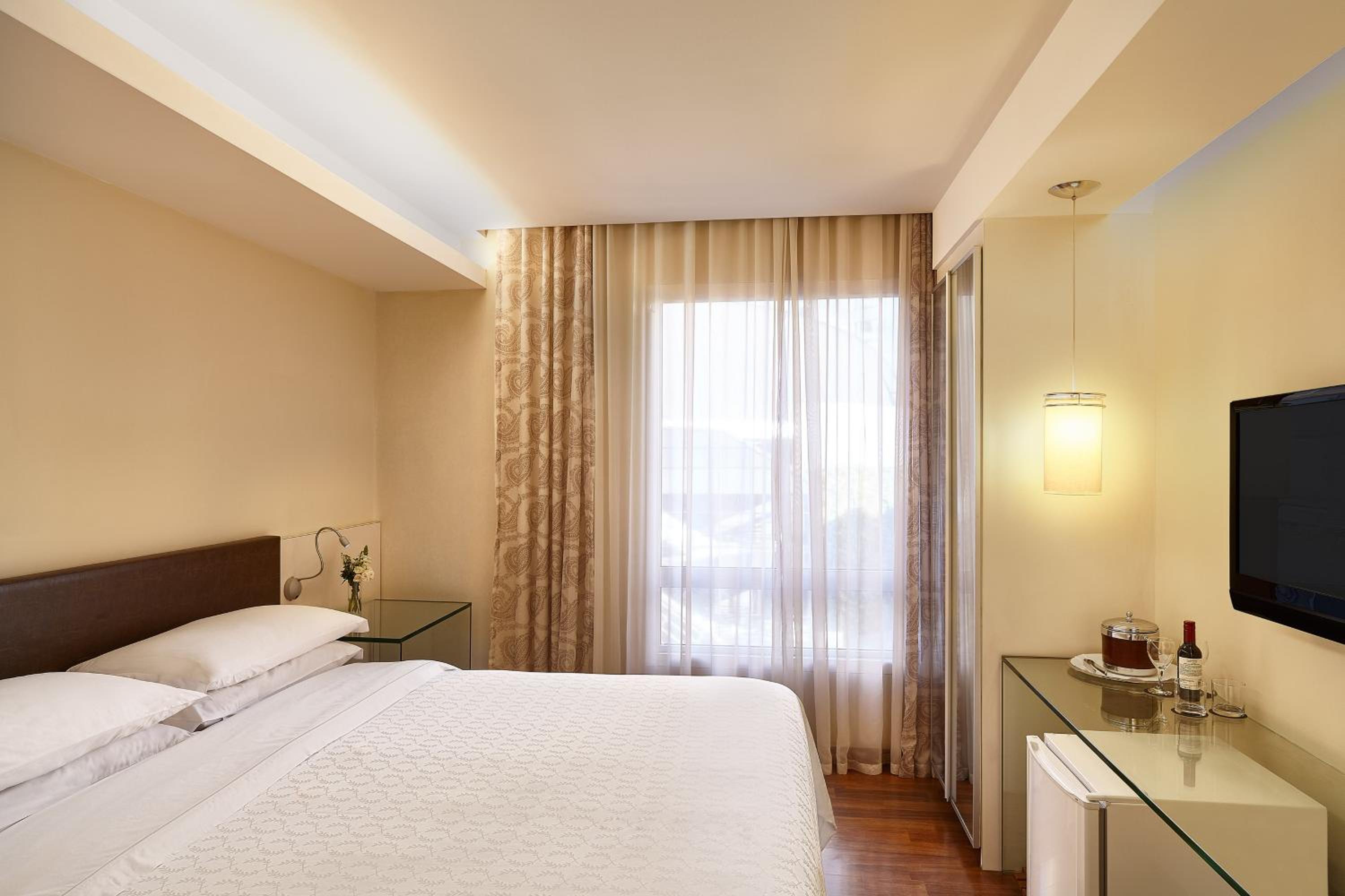 Comfort Queen Room - Photo 1