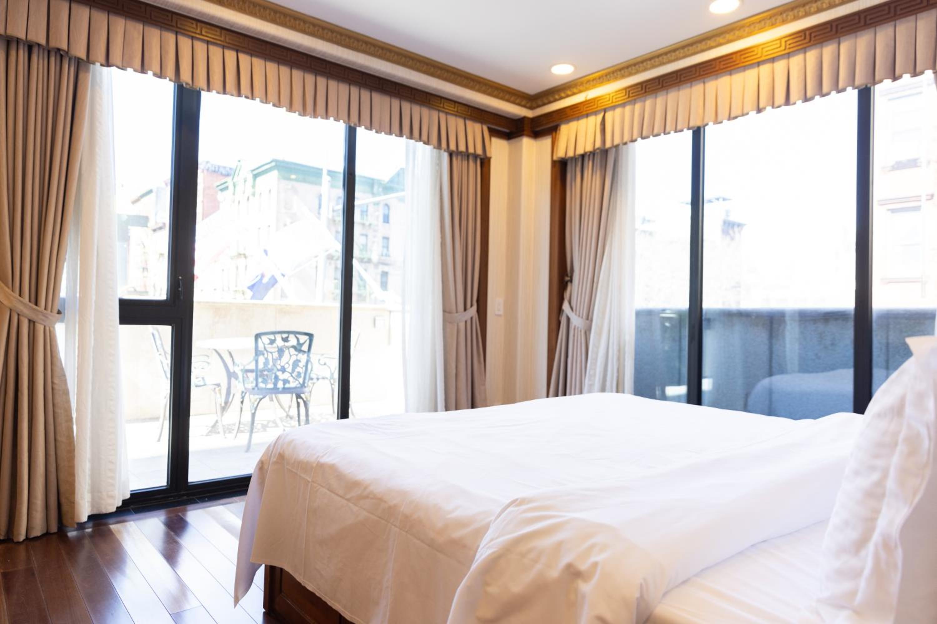 King Room with Balcony thumbnail 6
