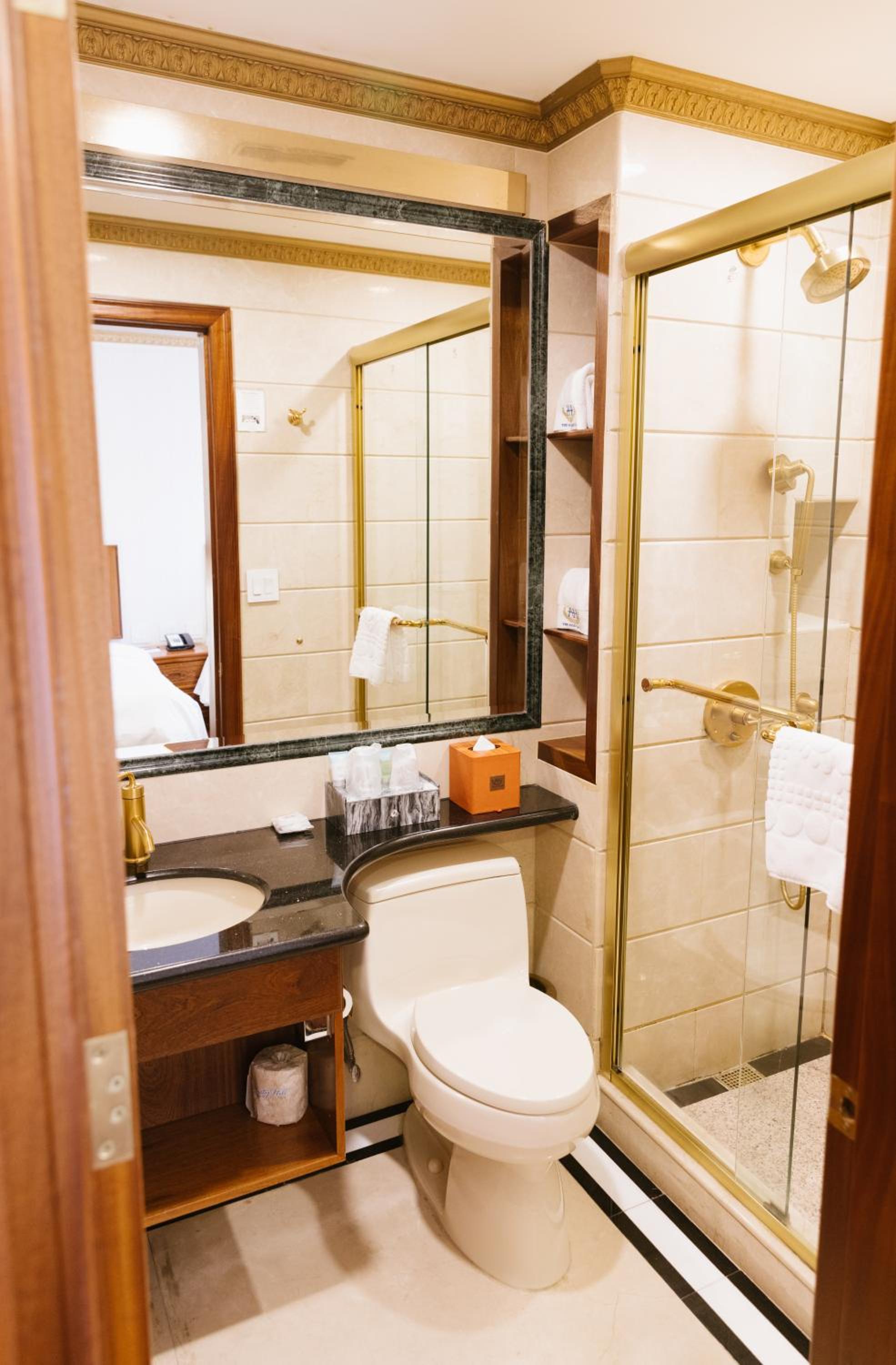 Deluxe Double Room thumbnail 6