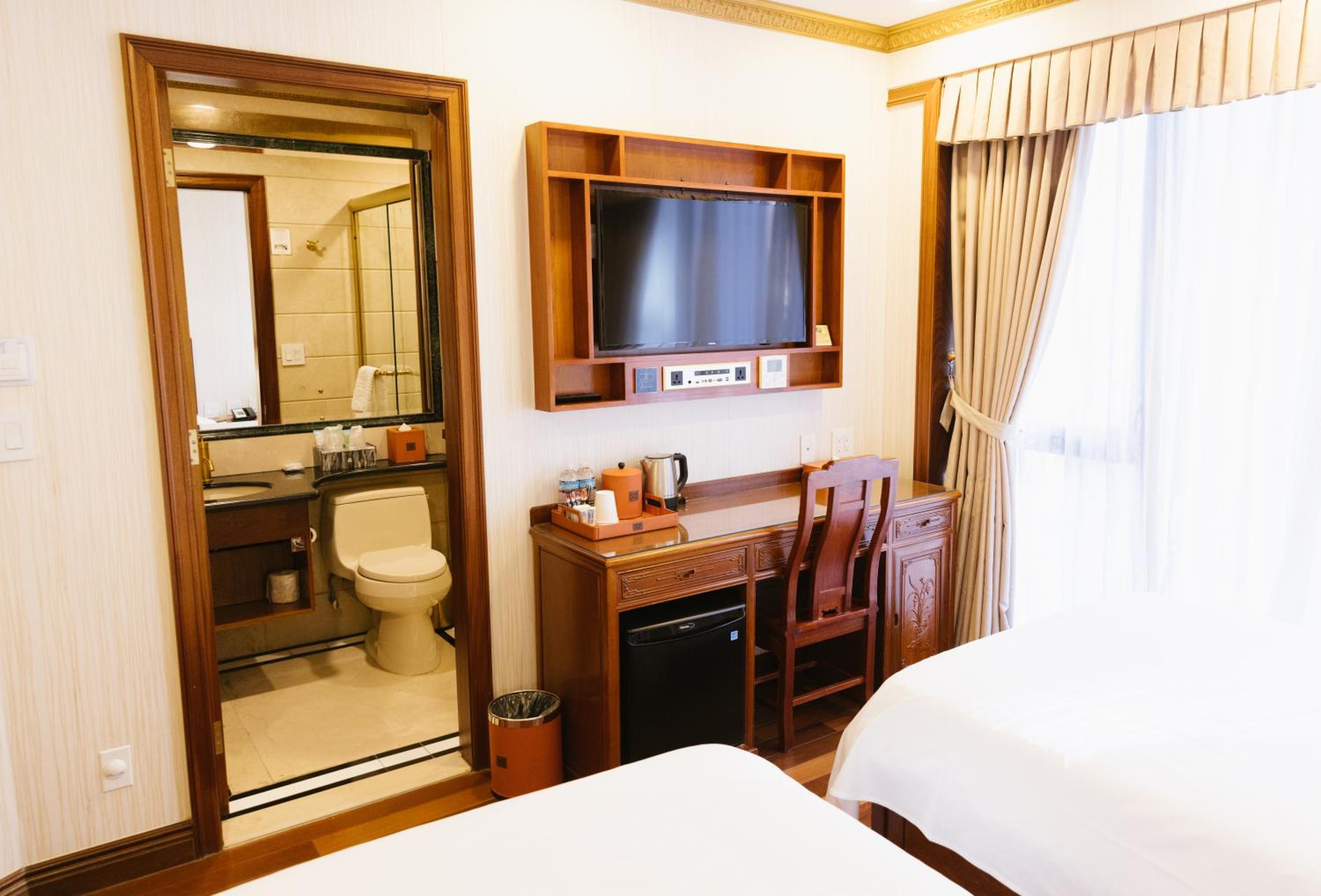 Deluxe Double Room thumbnail 5