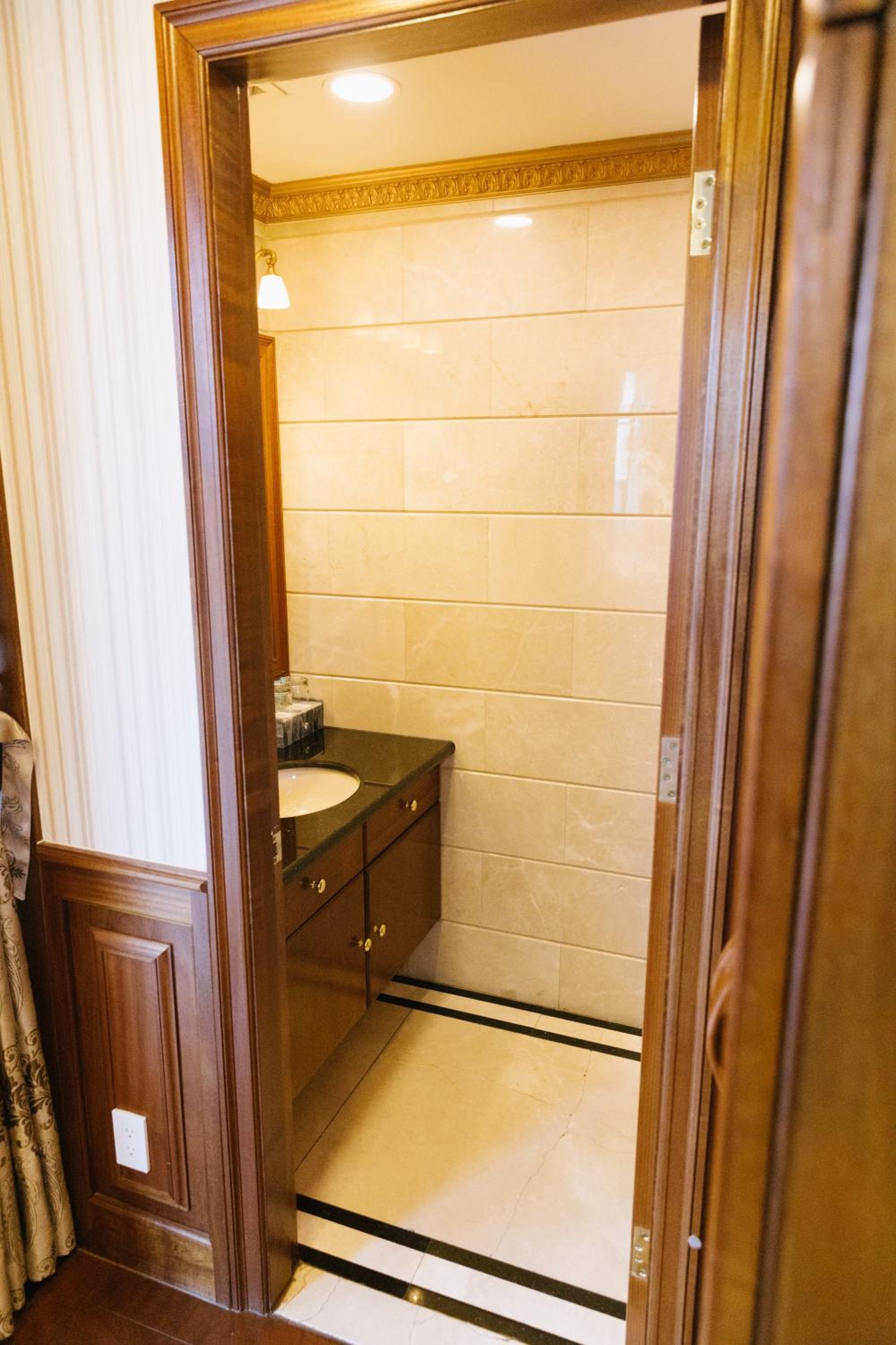 Suite with City View thumbnail 6
