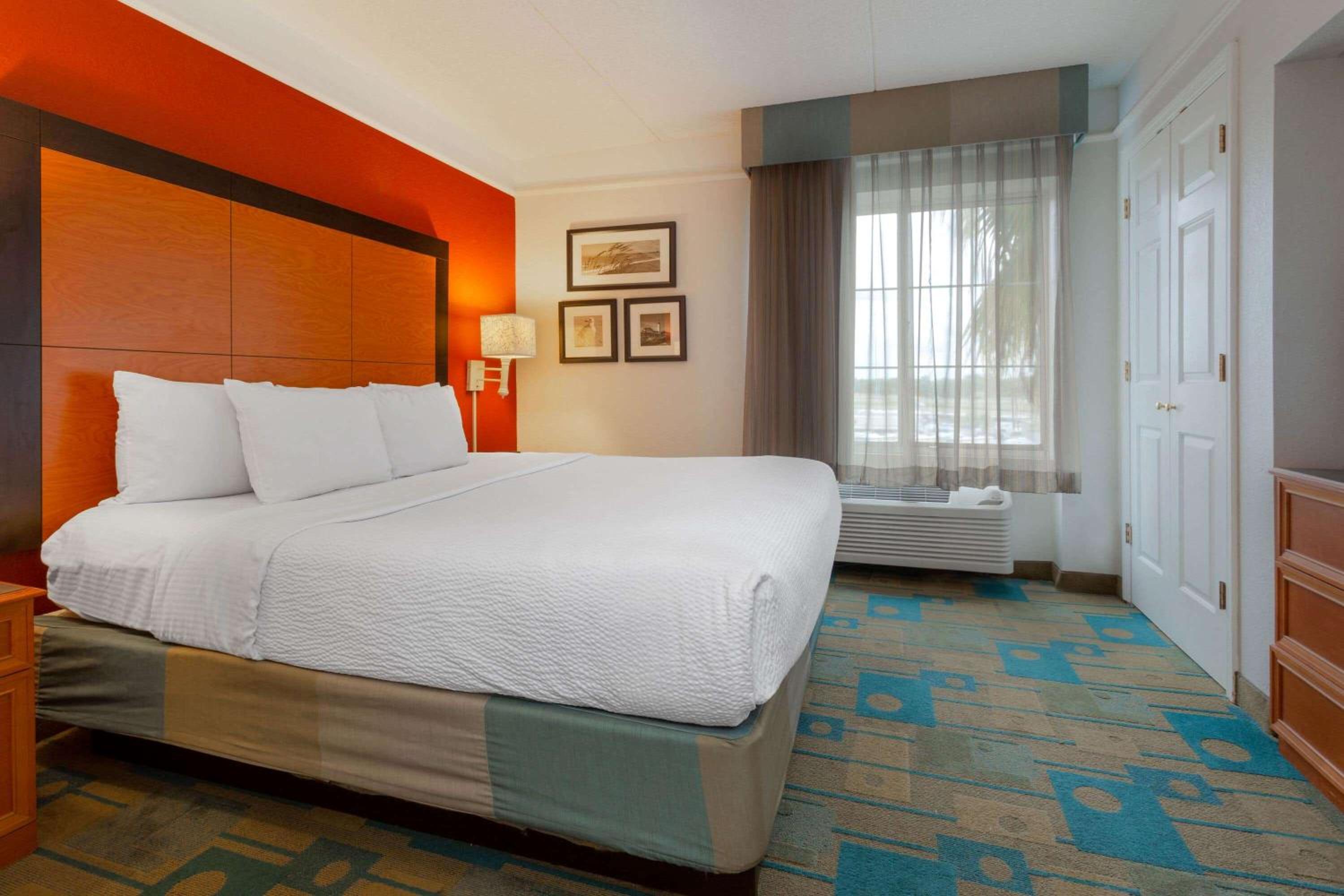 Deluxe King Suite - Mobility/Hearing Accessible - Non-Smoking
