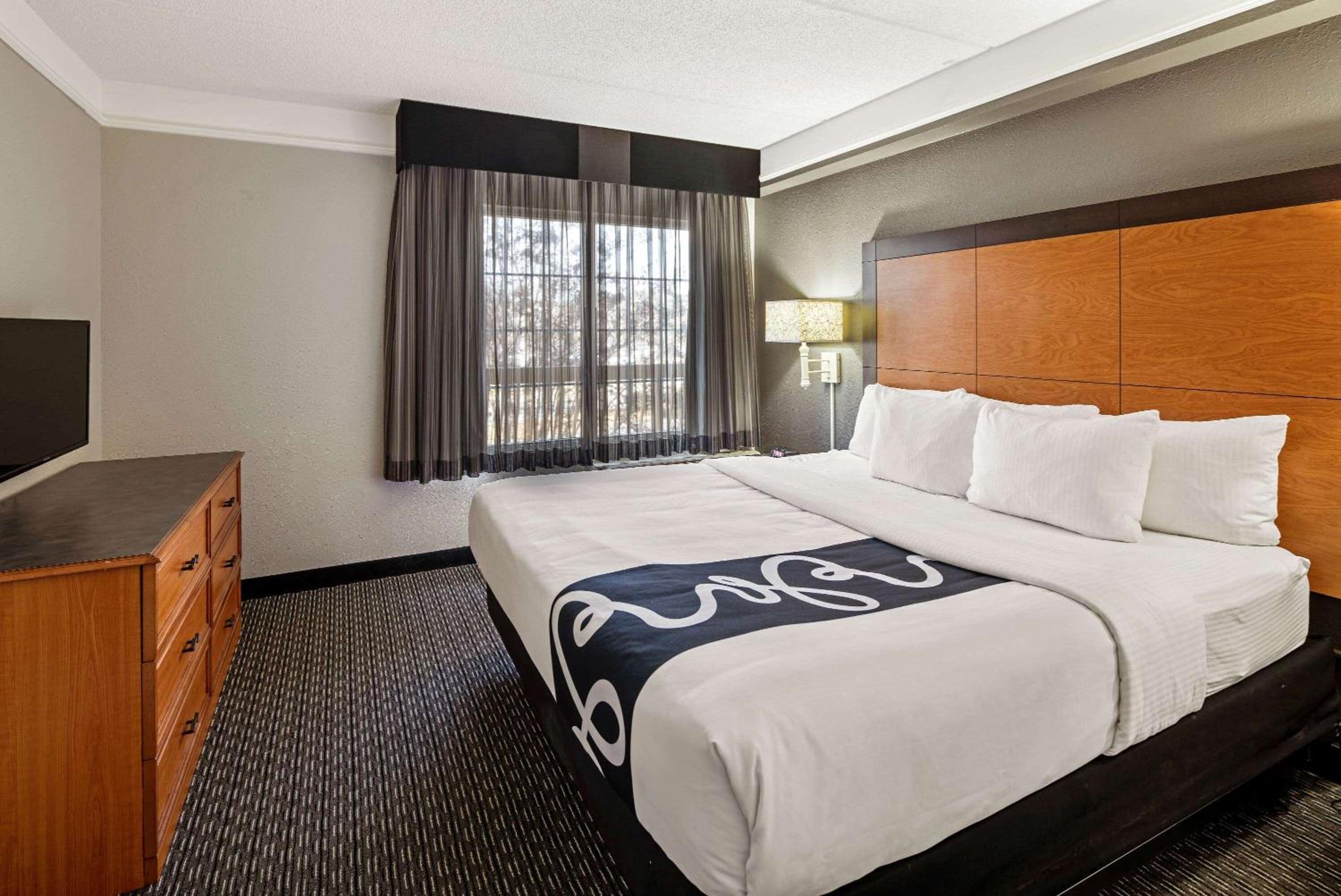 Deluxe King Suite - Mobility Access/Non-Smoking