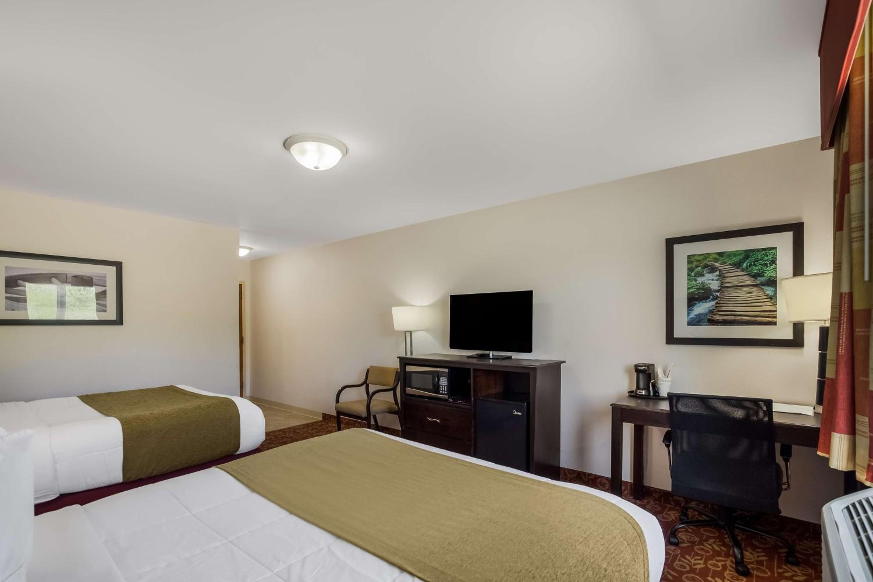 Queen Room with Two Queen Beds - Pet-friendly photo 3