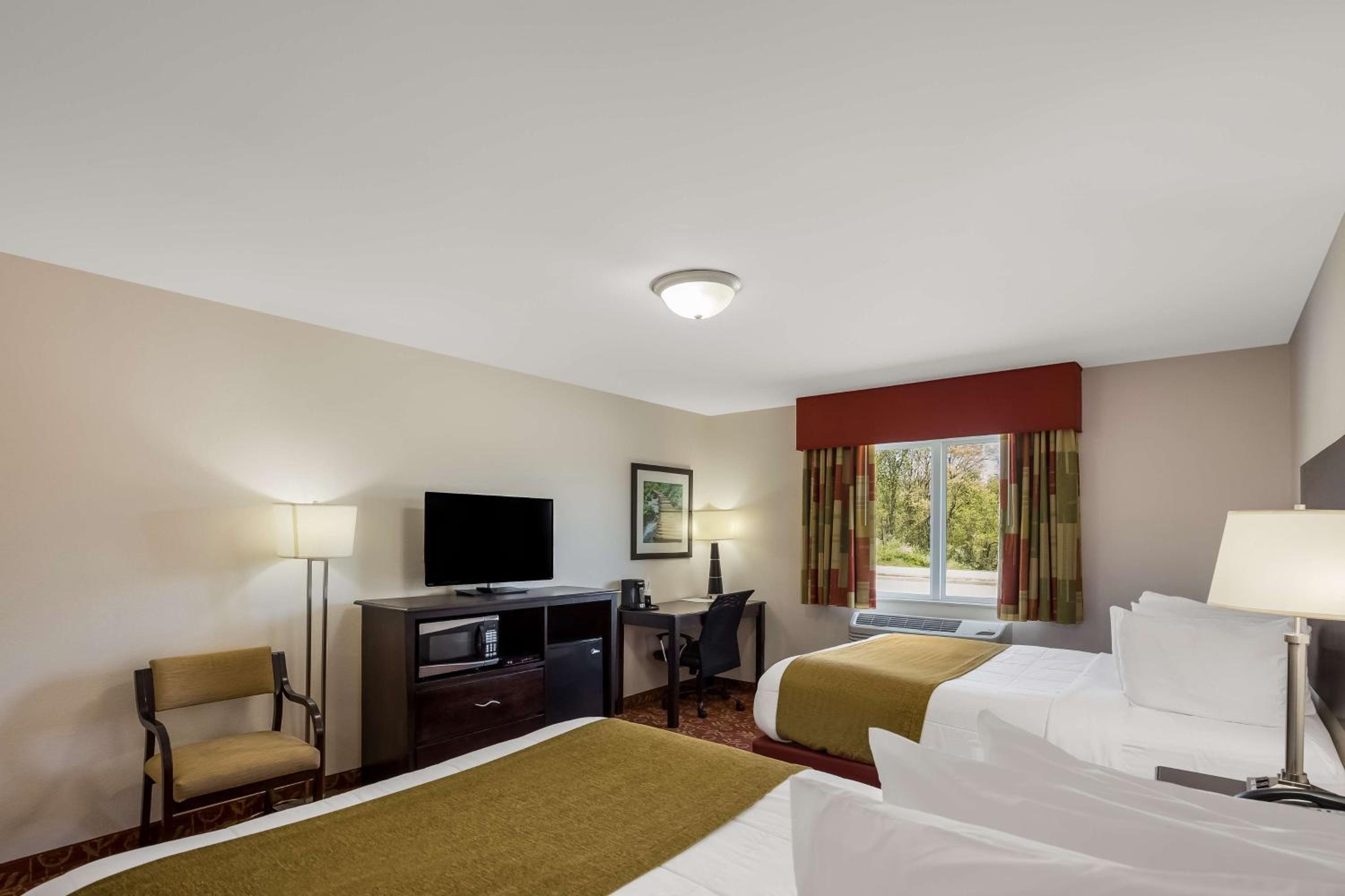 Queen Room with Two Queen Beds photo 1