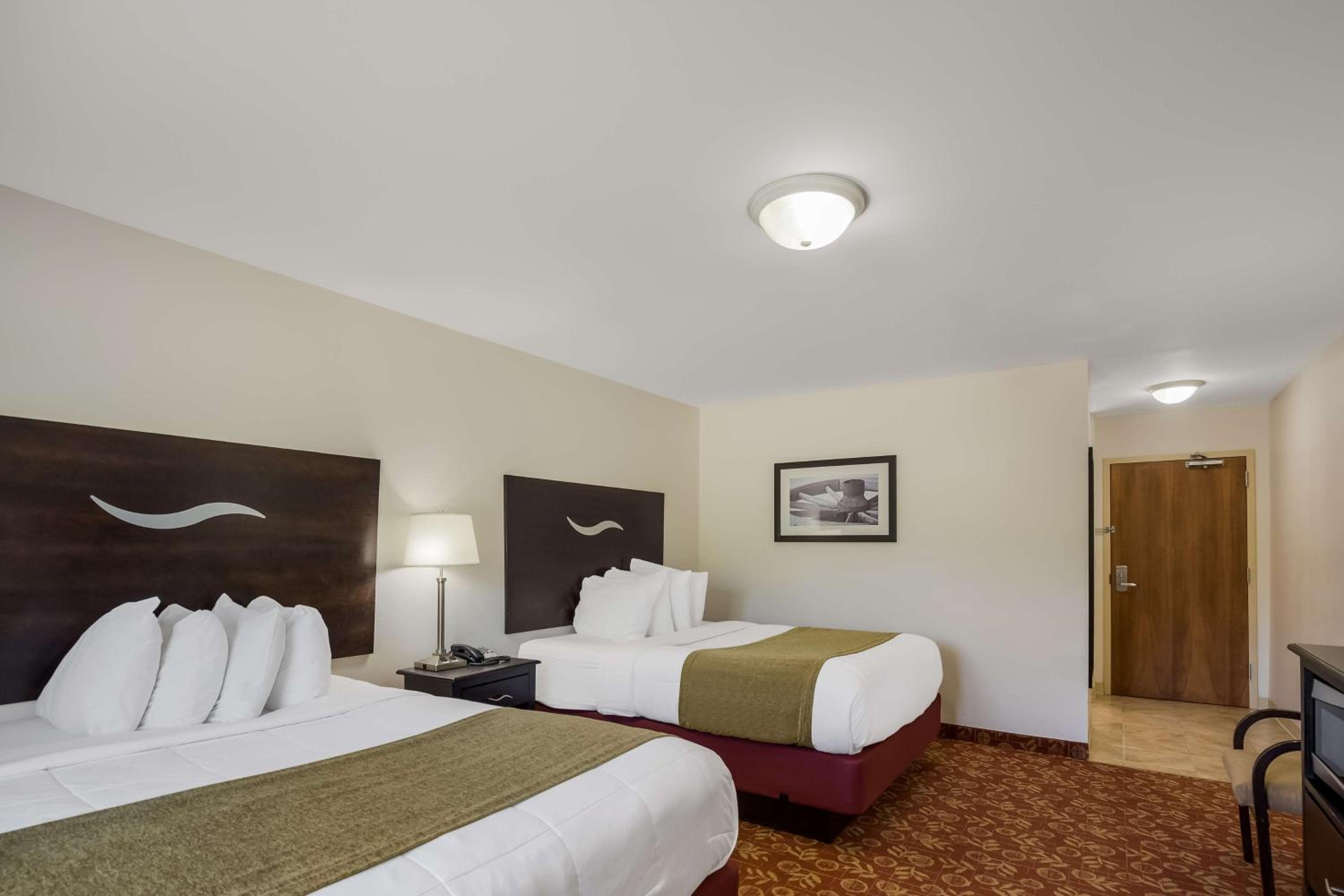 Queen Room with Two Queen Beds photo 2