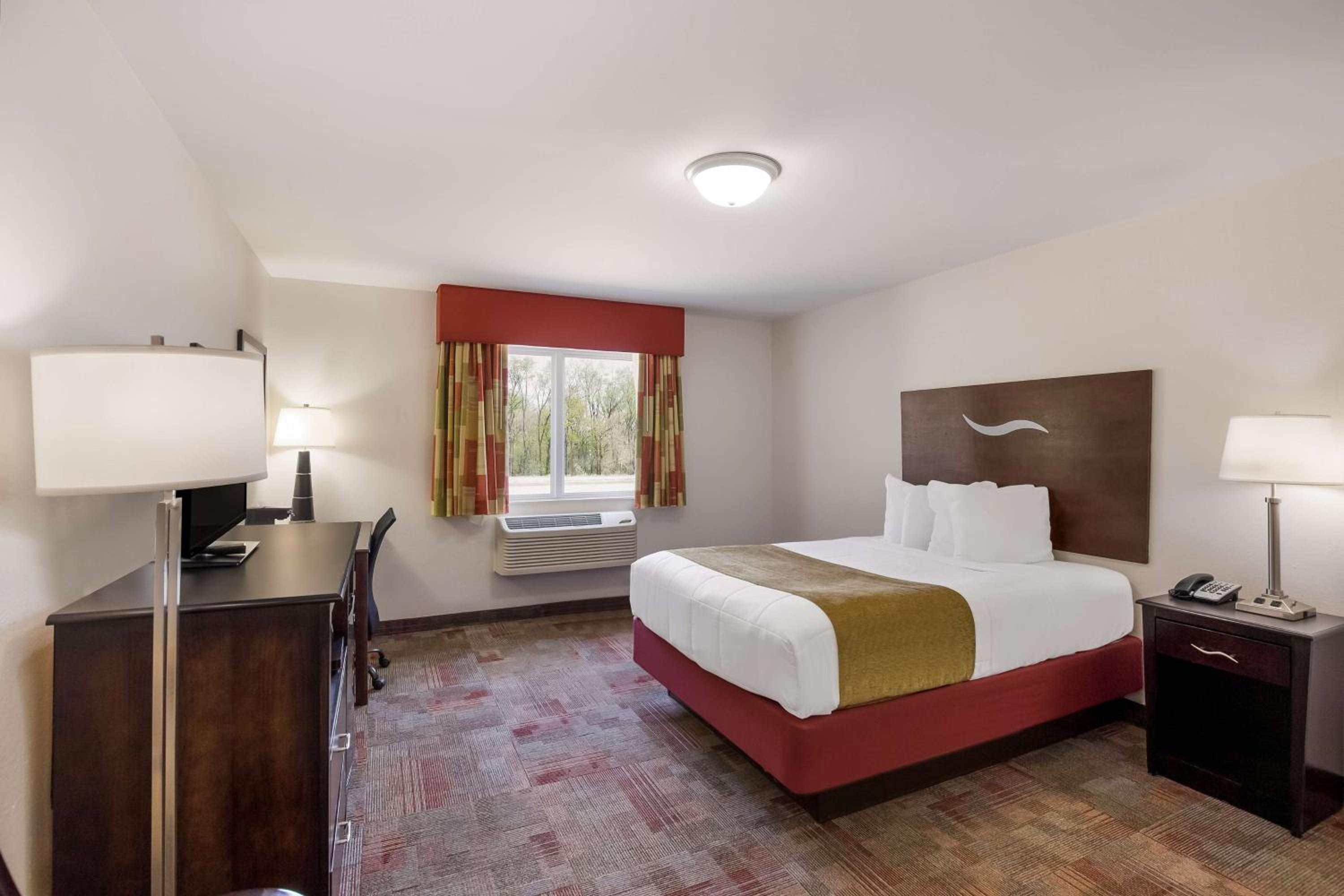 Queen Room - Mobility Accessible/Non-Smoking photo 1