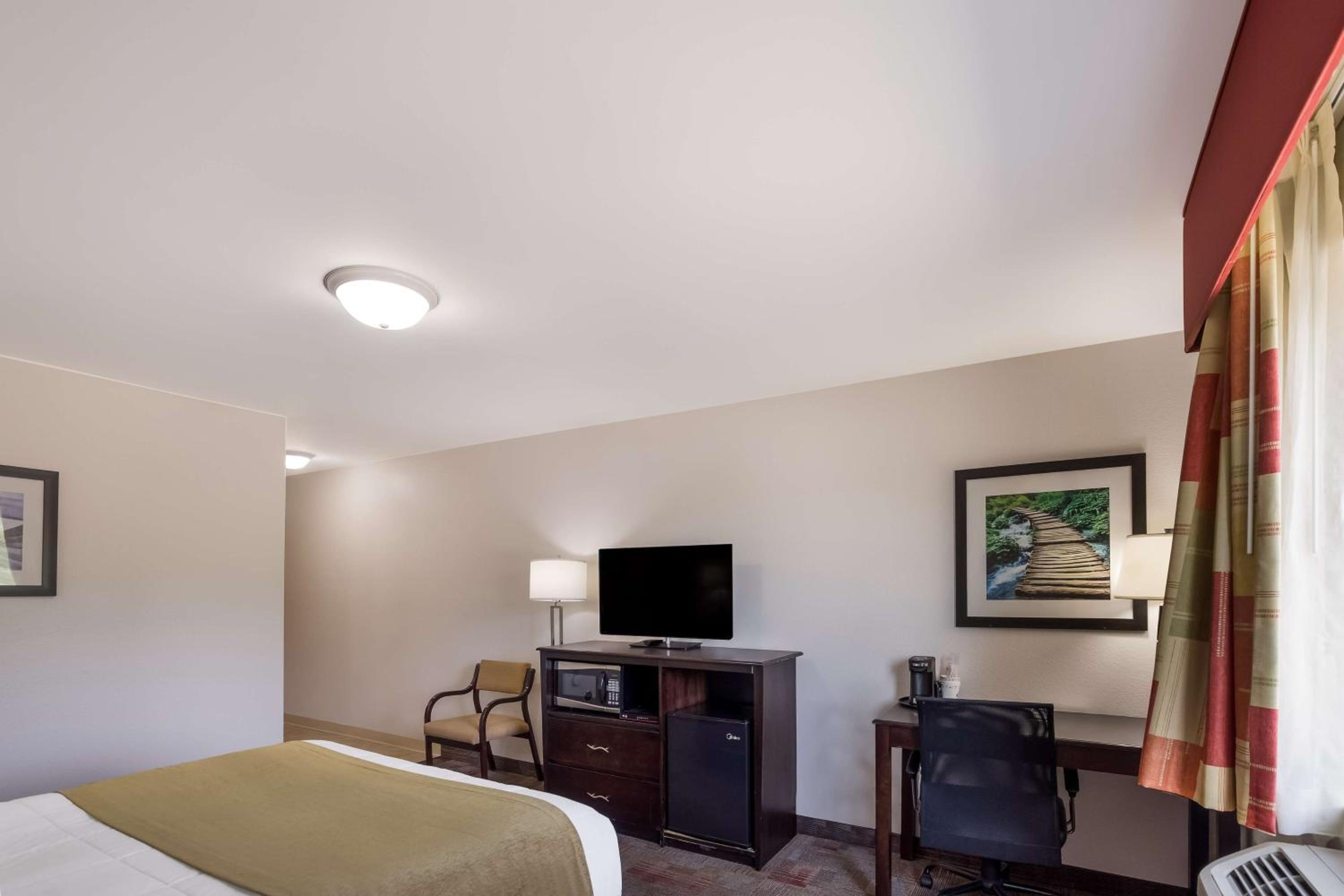Queen Room - Mobility Accessible/Non-Smoking photo 3