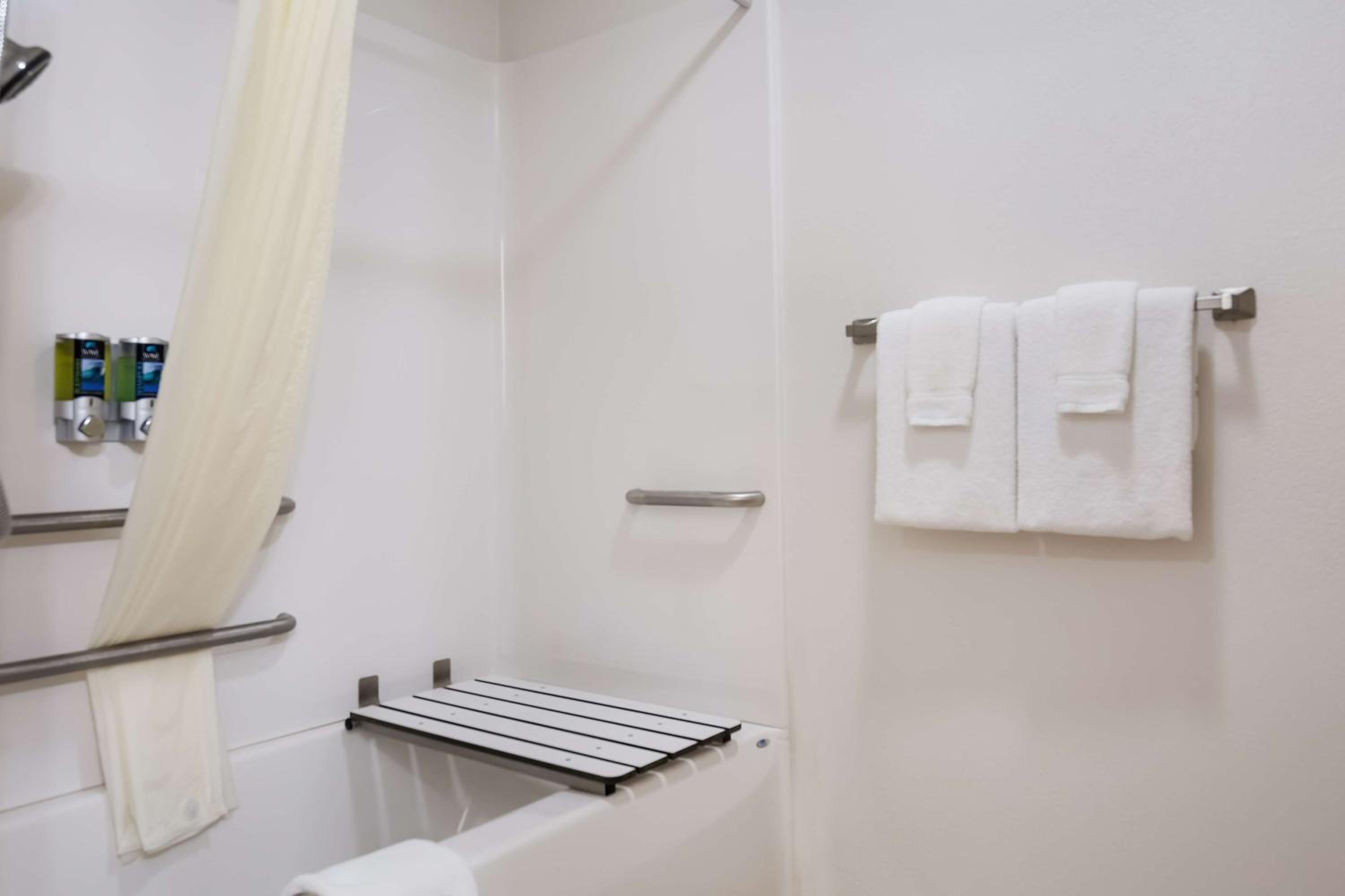 Queen Room - Mobility Accessible/Non-Smoking photo 2
