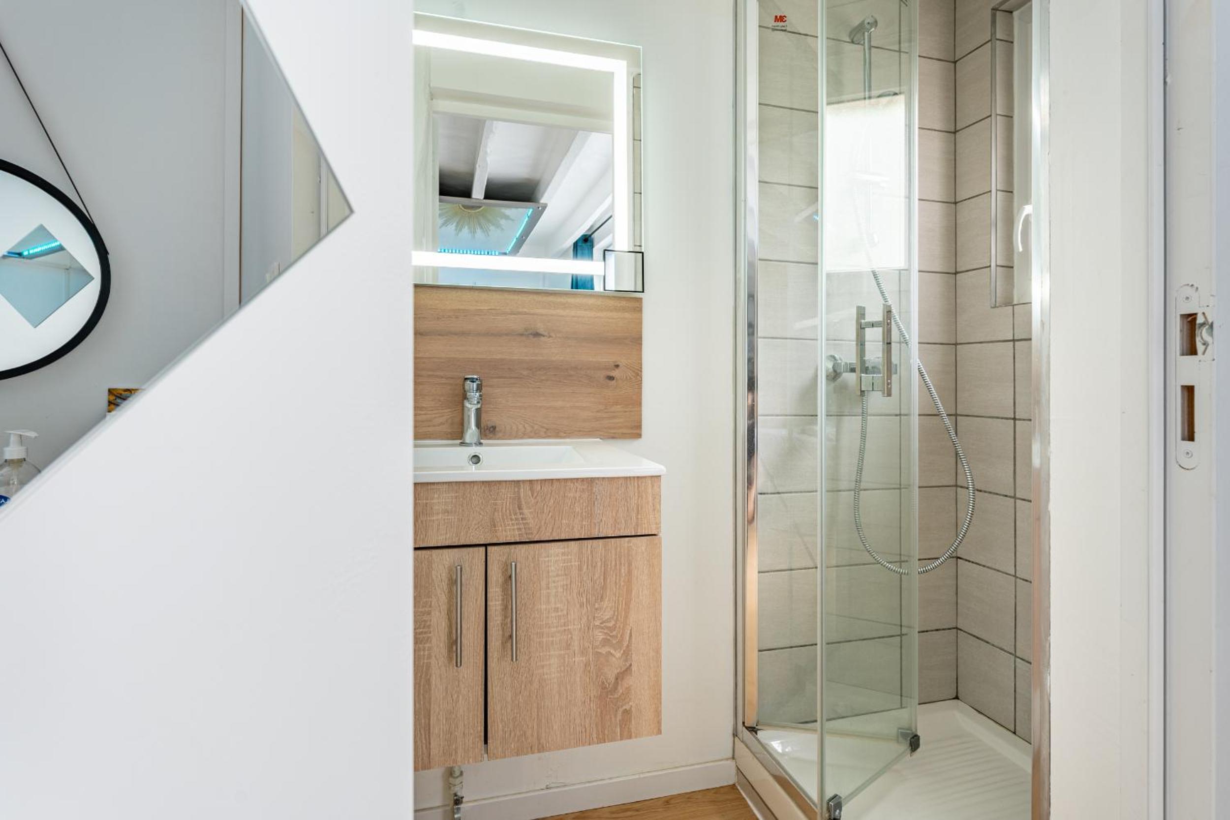 Studio with Private Bathroom - Photo 10