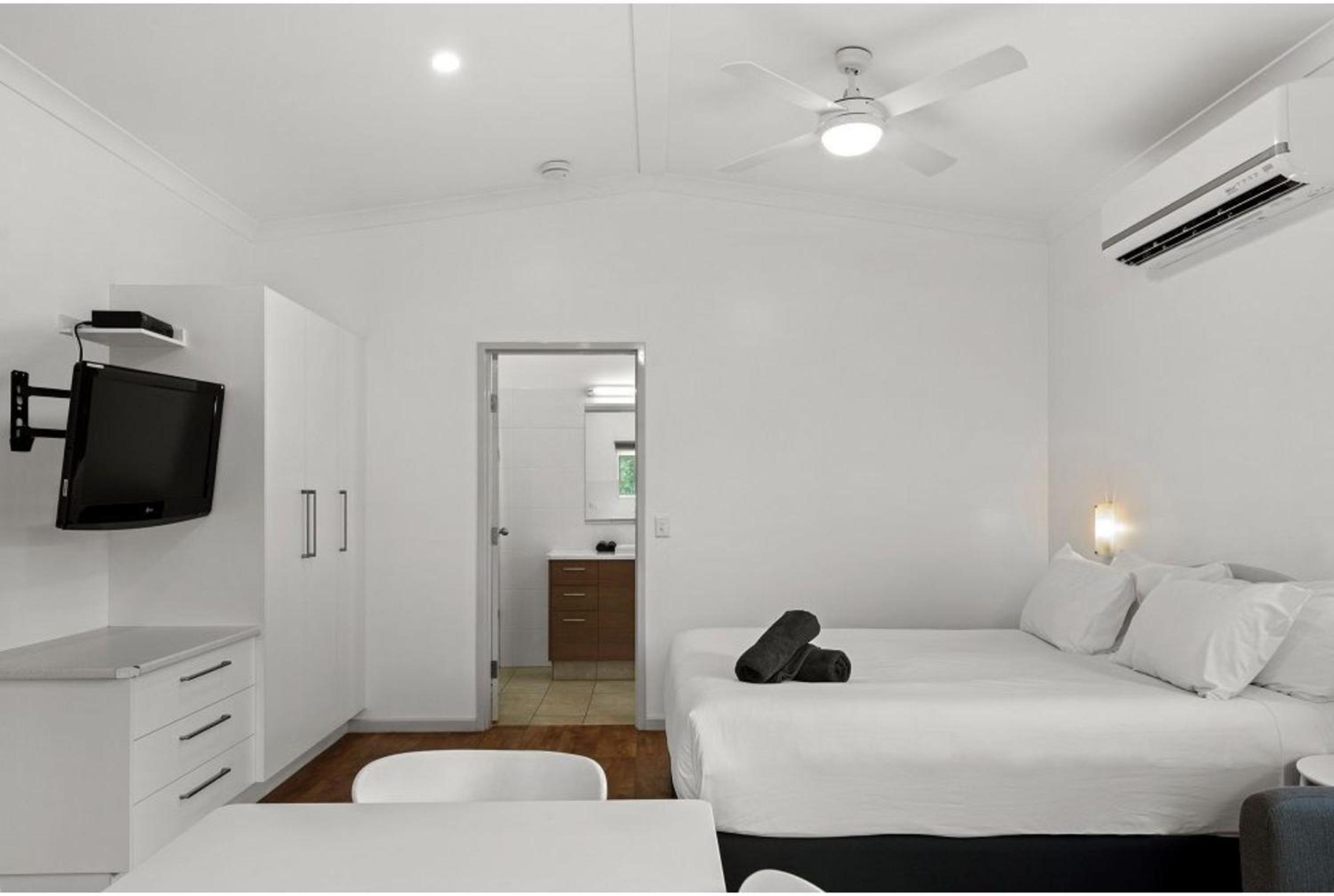 Deluxe Studio Cabin - Photo 4