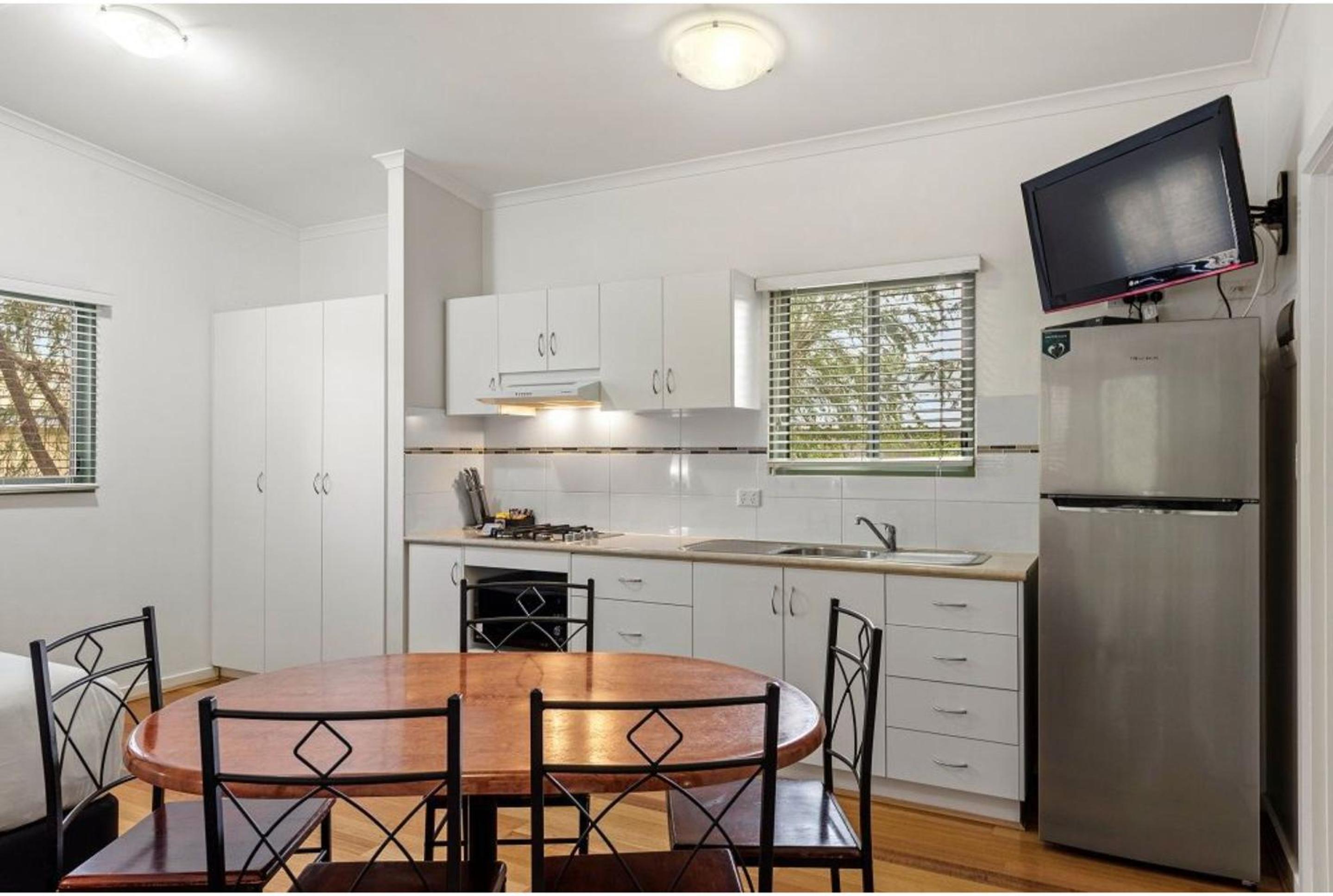 Superior One-Bedroom Cabin - Photo 3
