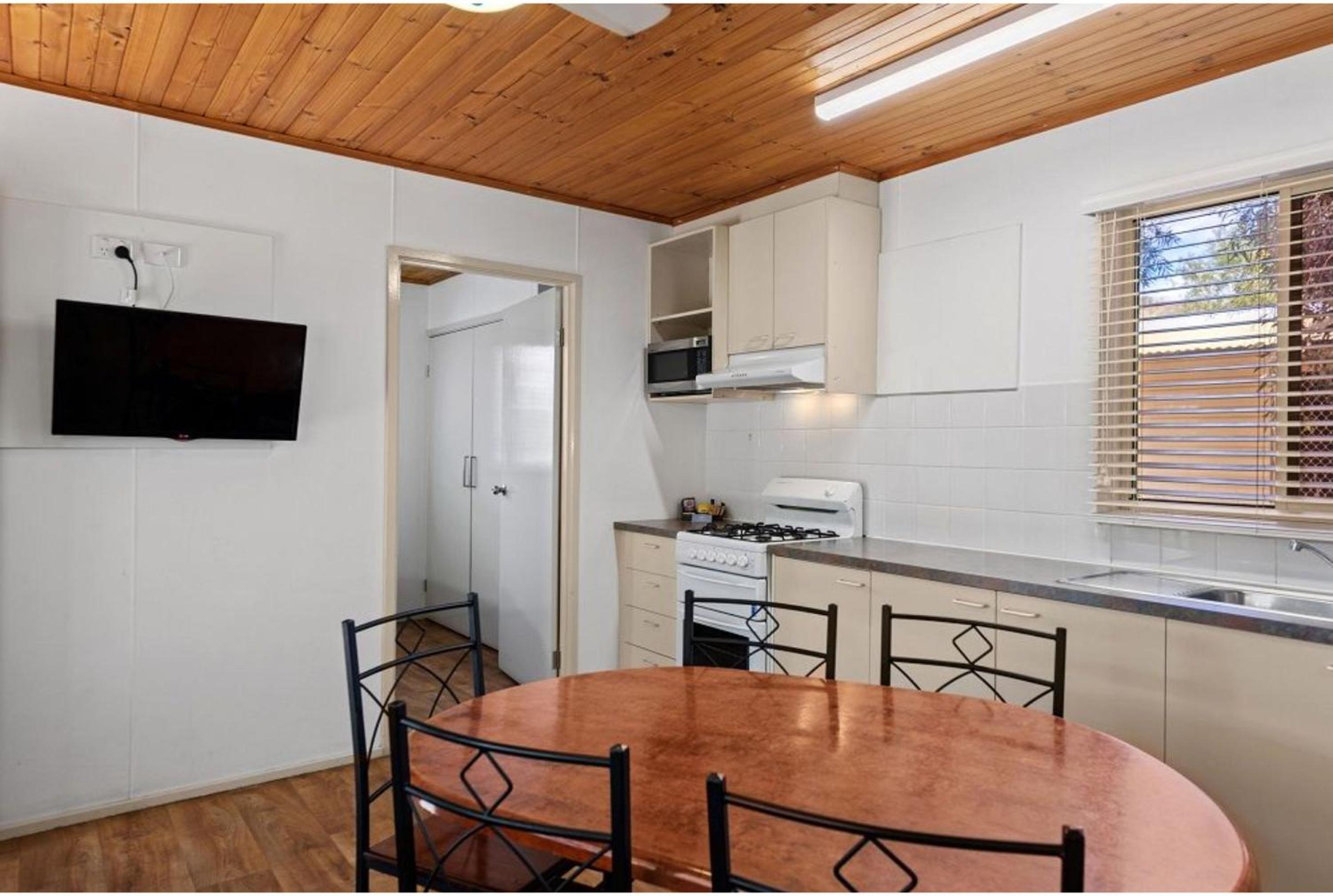 Standard Two-Bedroom Cabin - Pet Friendly thumbnail 6