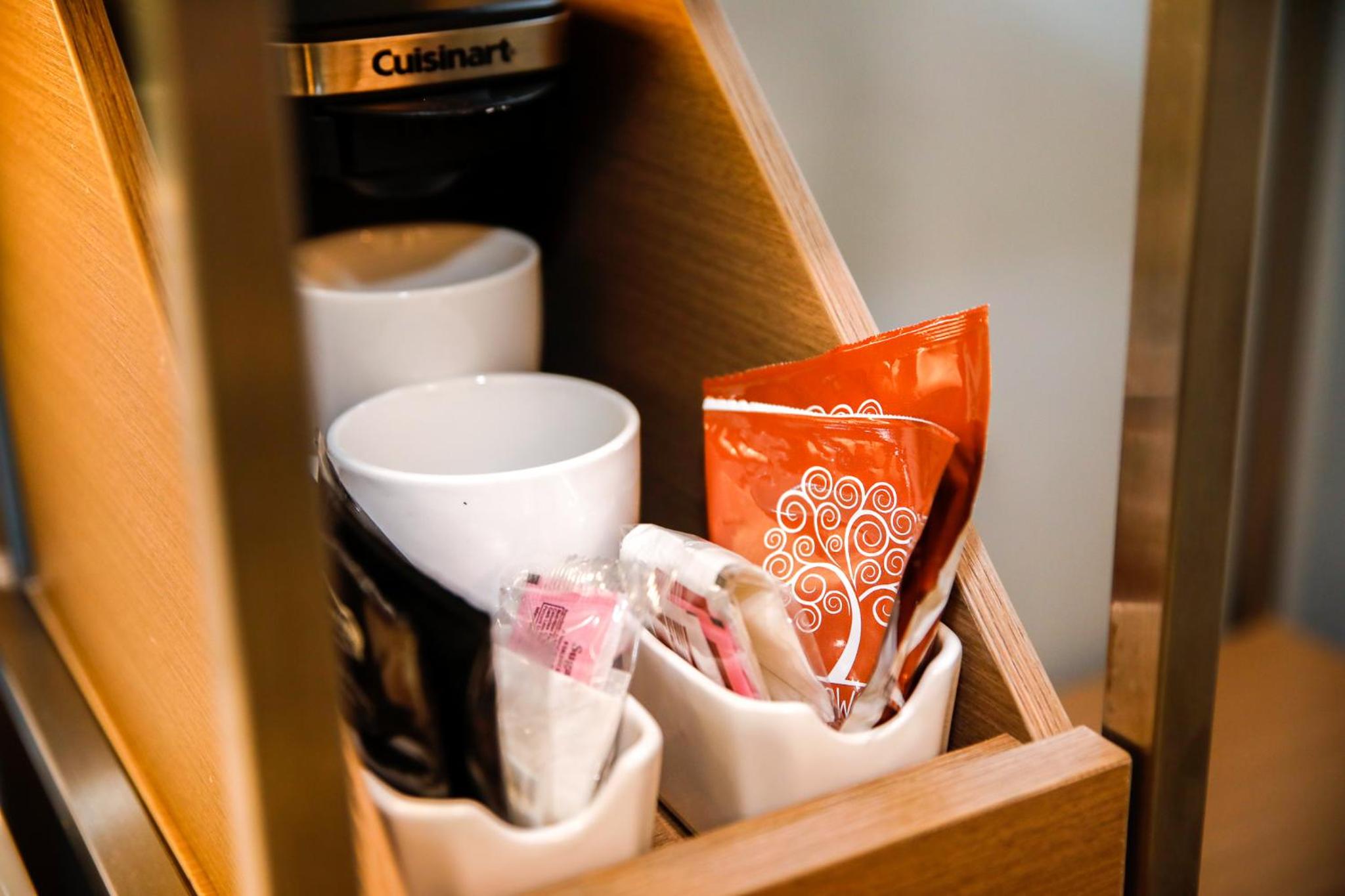 Deluxe King Room - Non-Smoking - Photo 9