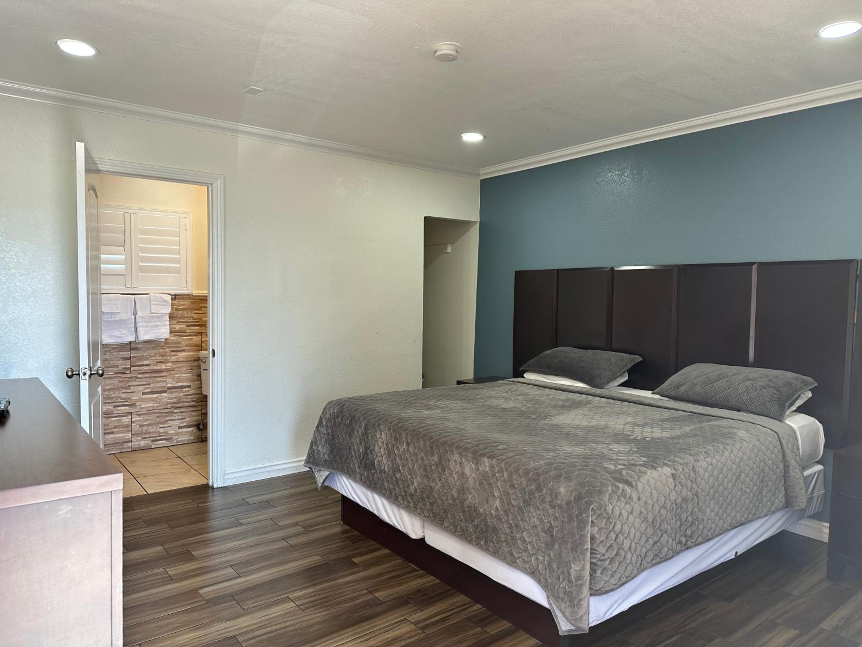 Standard King Room photo 1