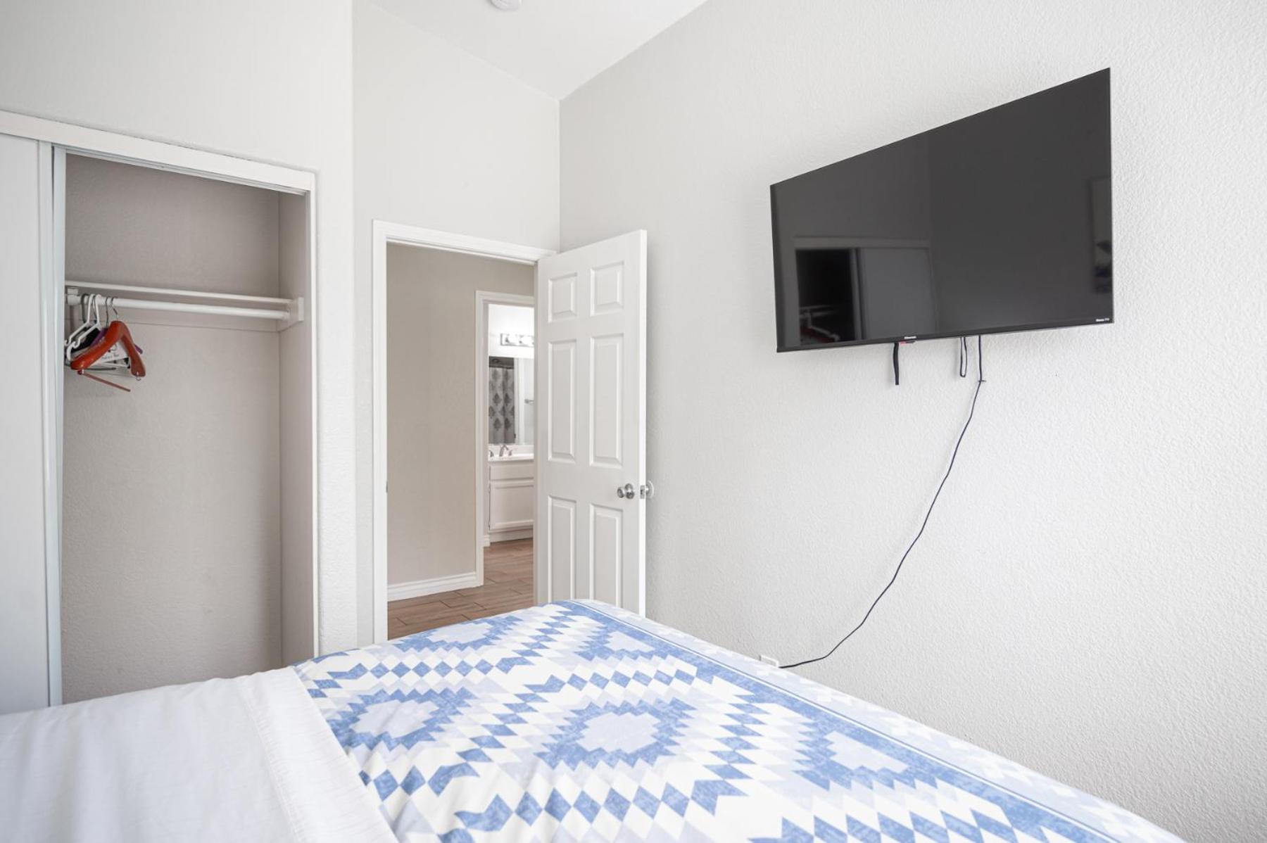 Four-Bedroom House - Photo 6