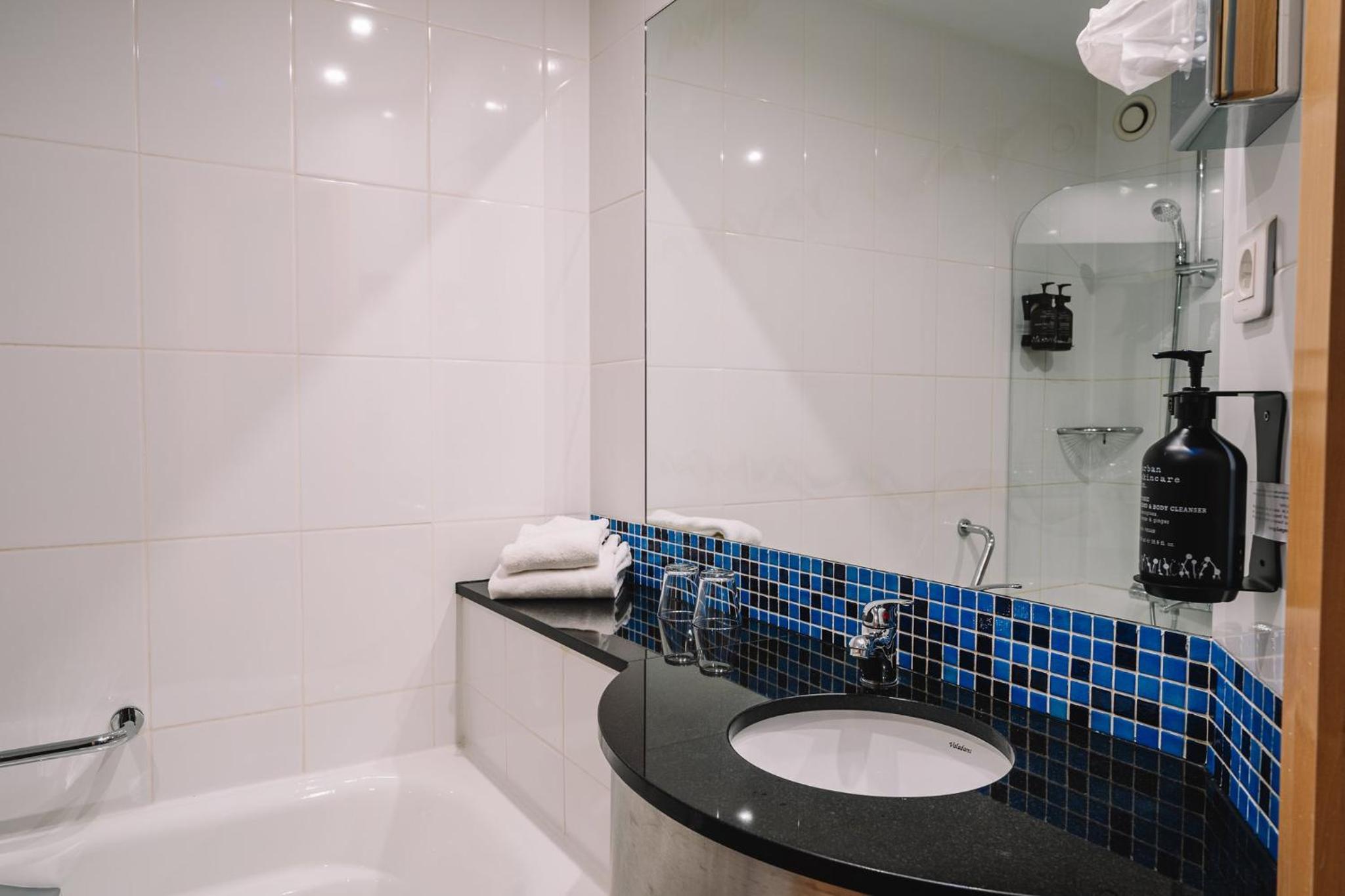 Standard Double Room with Free Breakfast - Photo 3