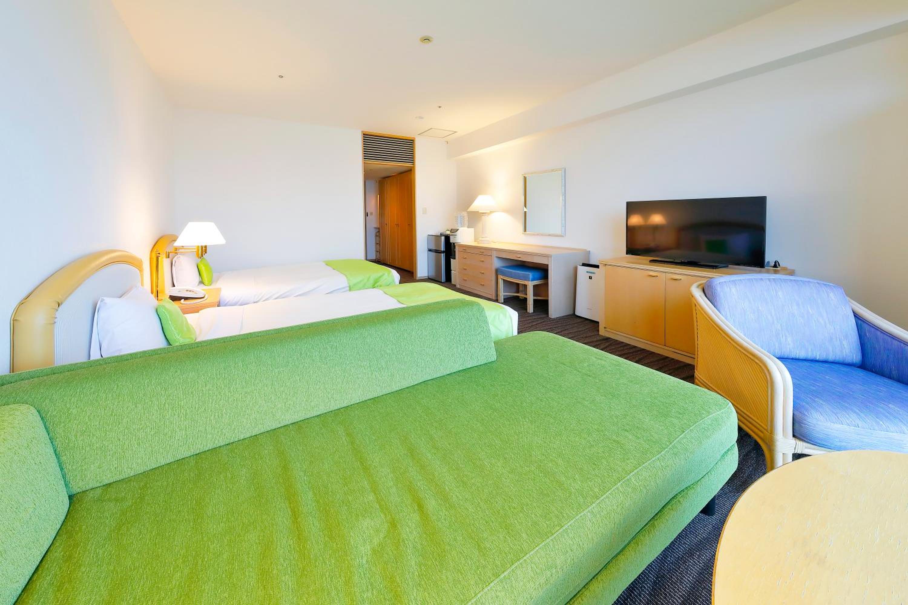Twin Room With Sofa Bed  - High Floor  - Non-Smoking - Photo 3