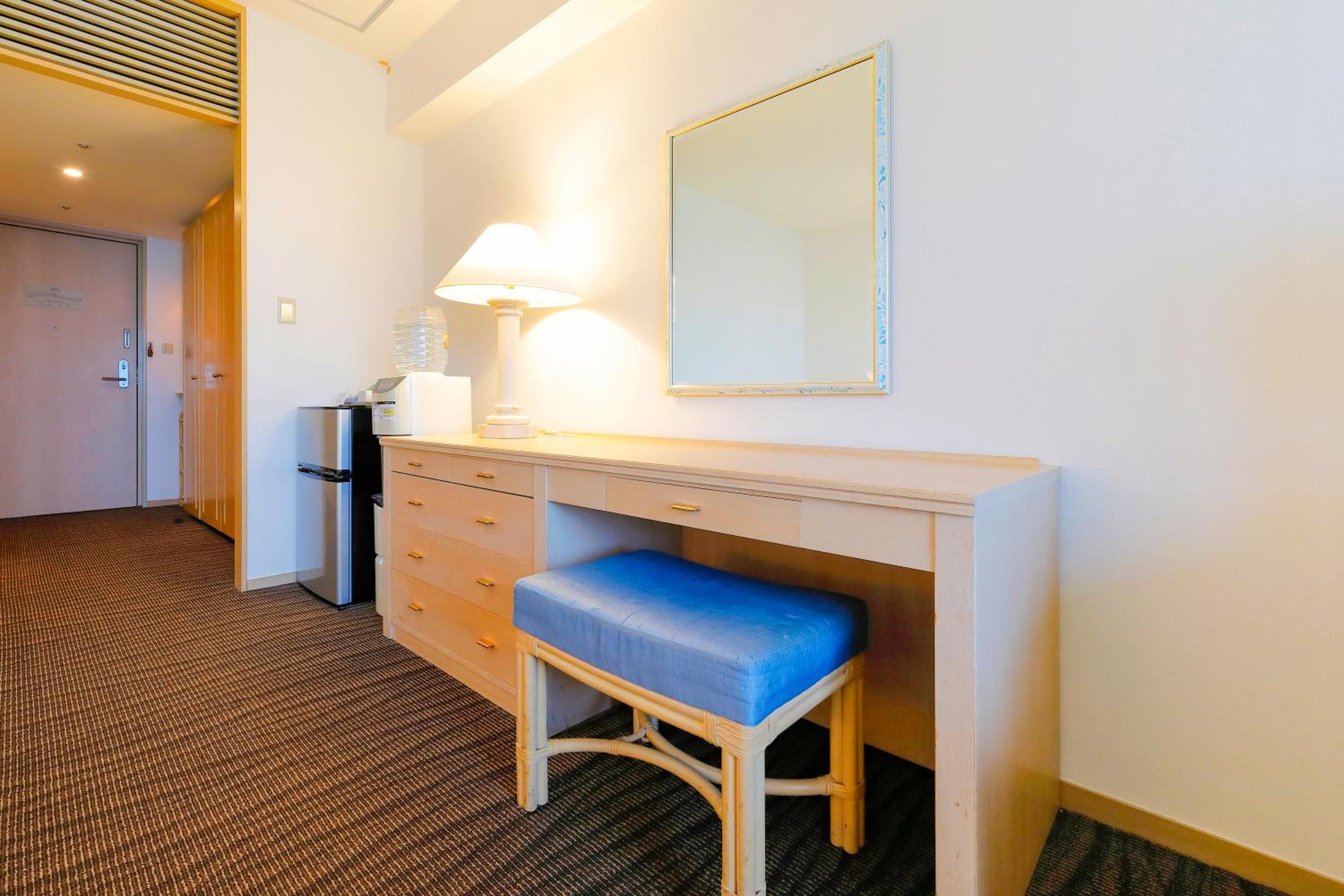 Twin Room With Sofa Bed  - High Floor  - Non-Smoking - Photo 2
