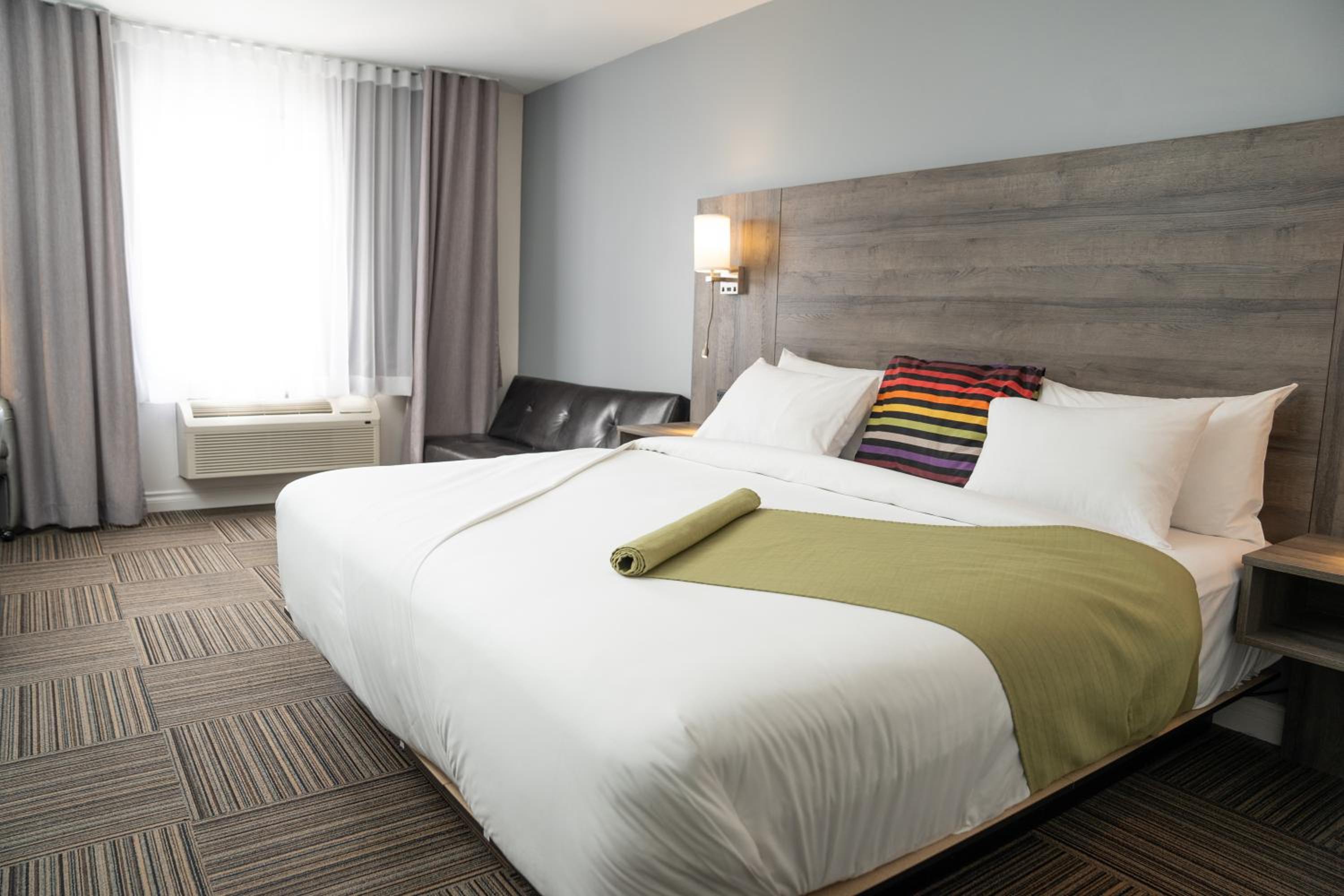 Deluxe King Room - Photo 10