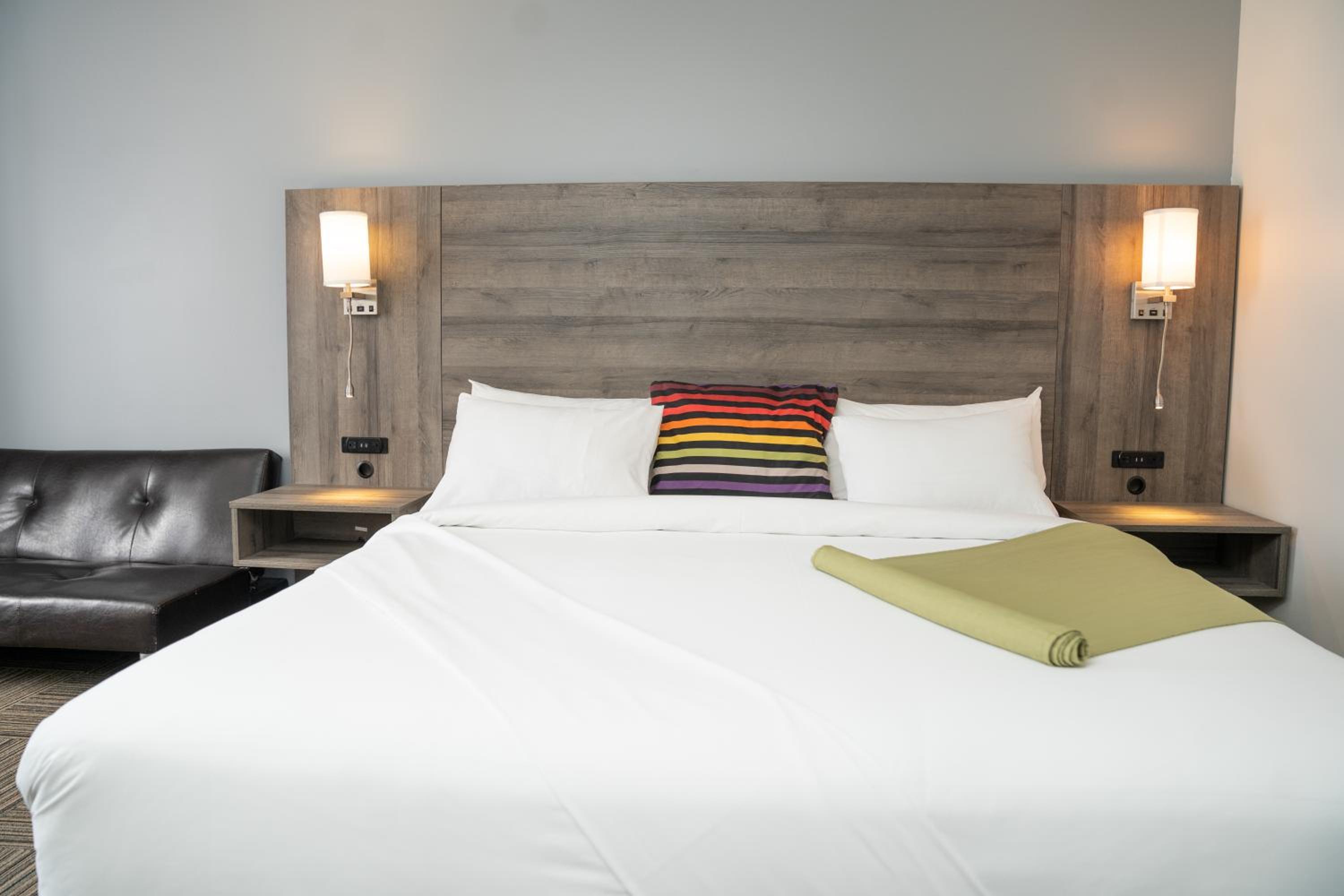 Deluxe King Room - Photo 11