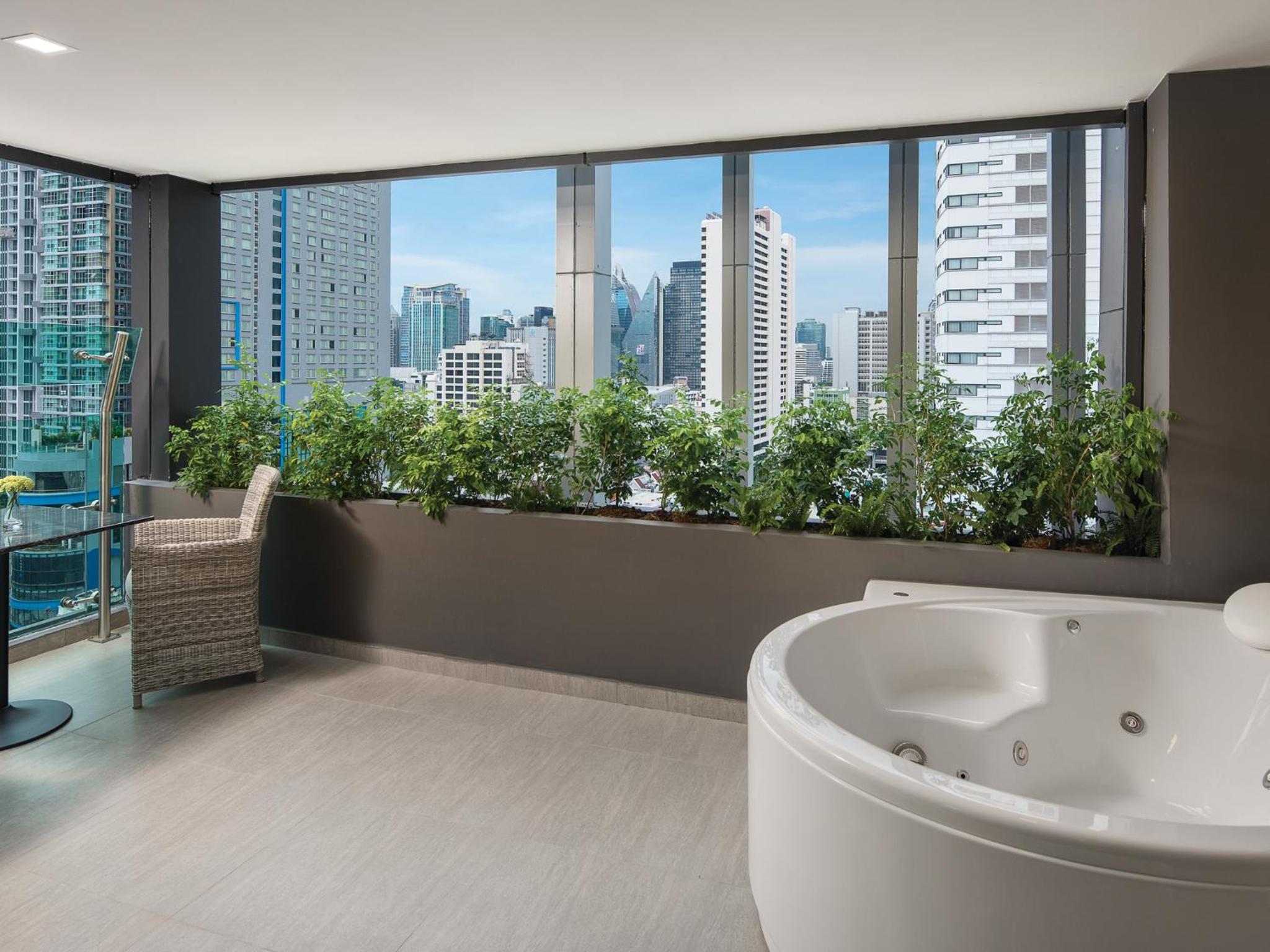 Jacuzzi Suite with Balcony (High Floors) photo 3