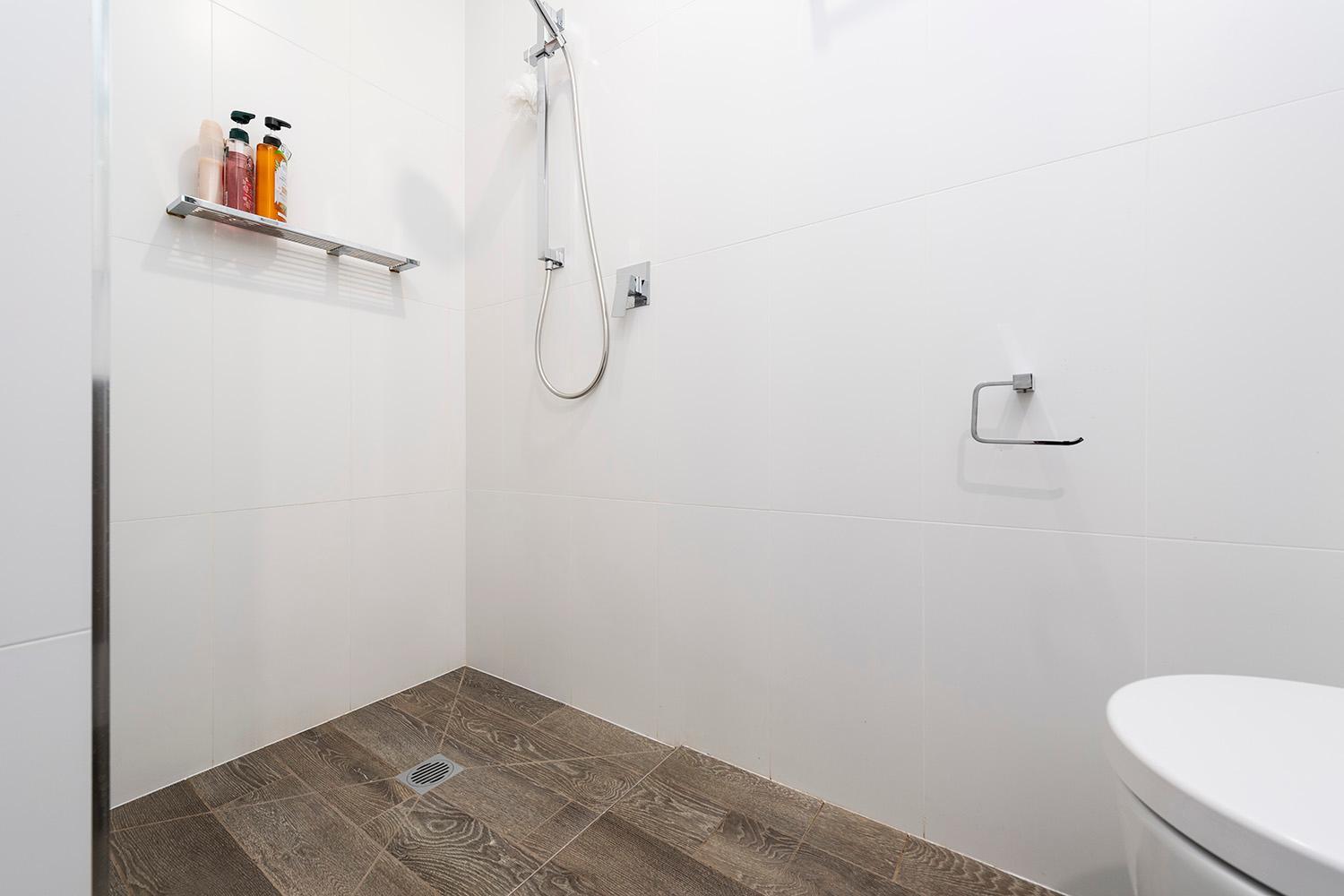 One-Bedroom Apartment - Photo 2