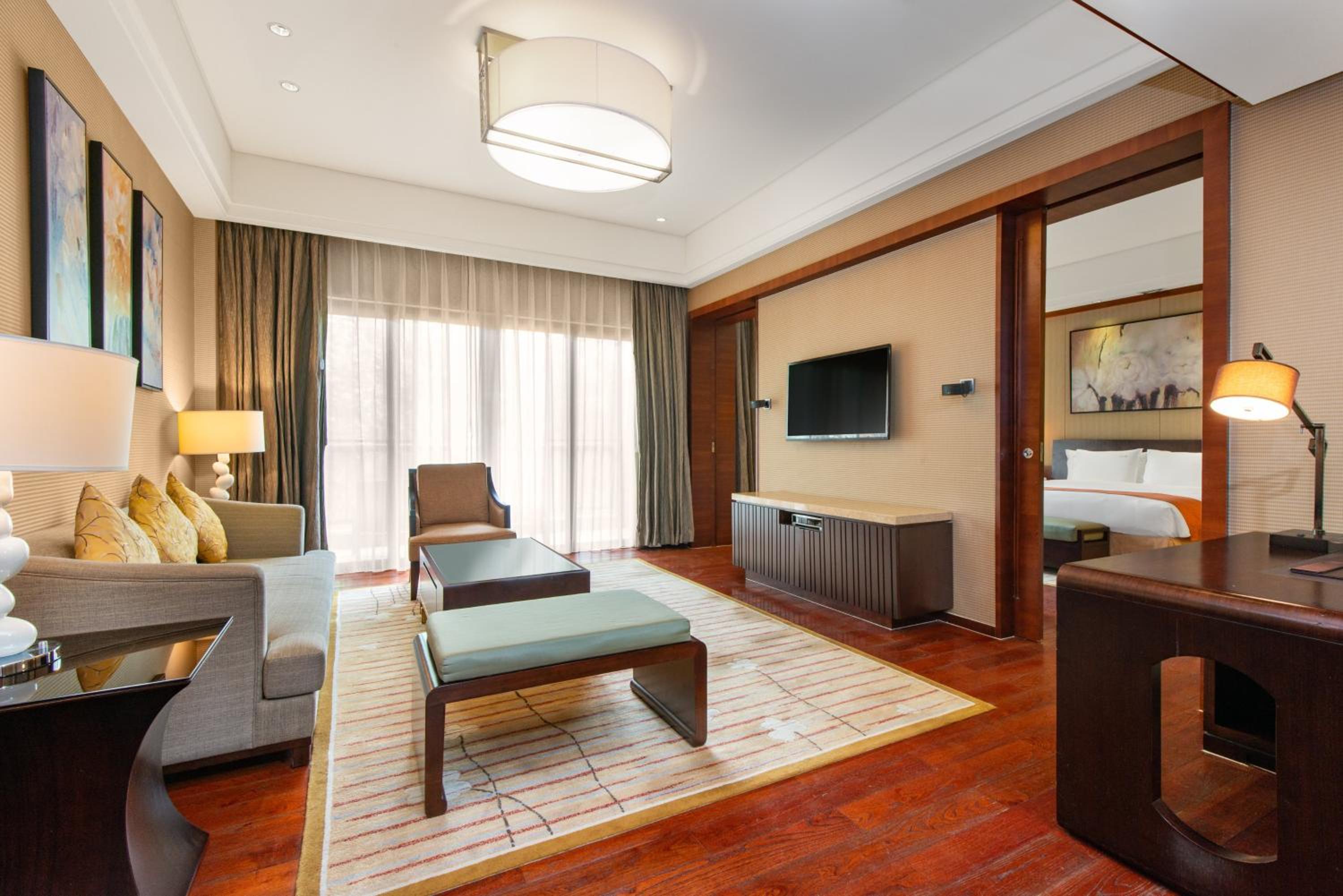 One-Bedroom Suite with Mountain View photo 2