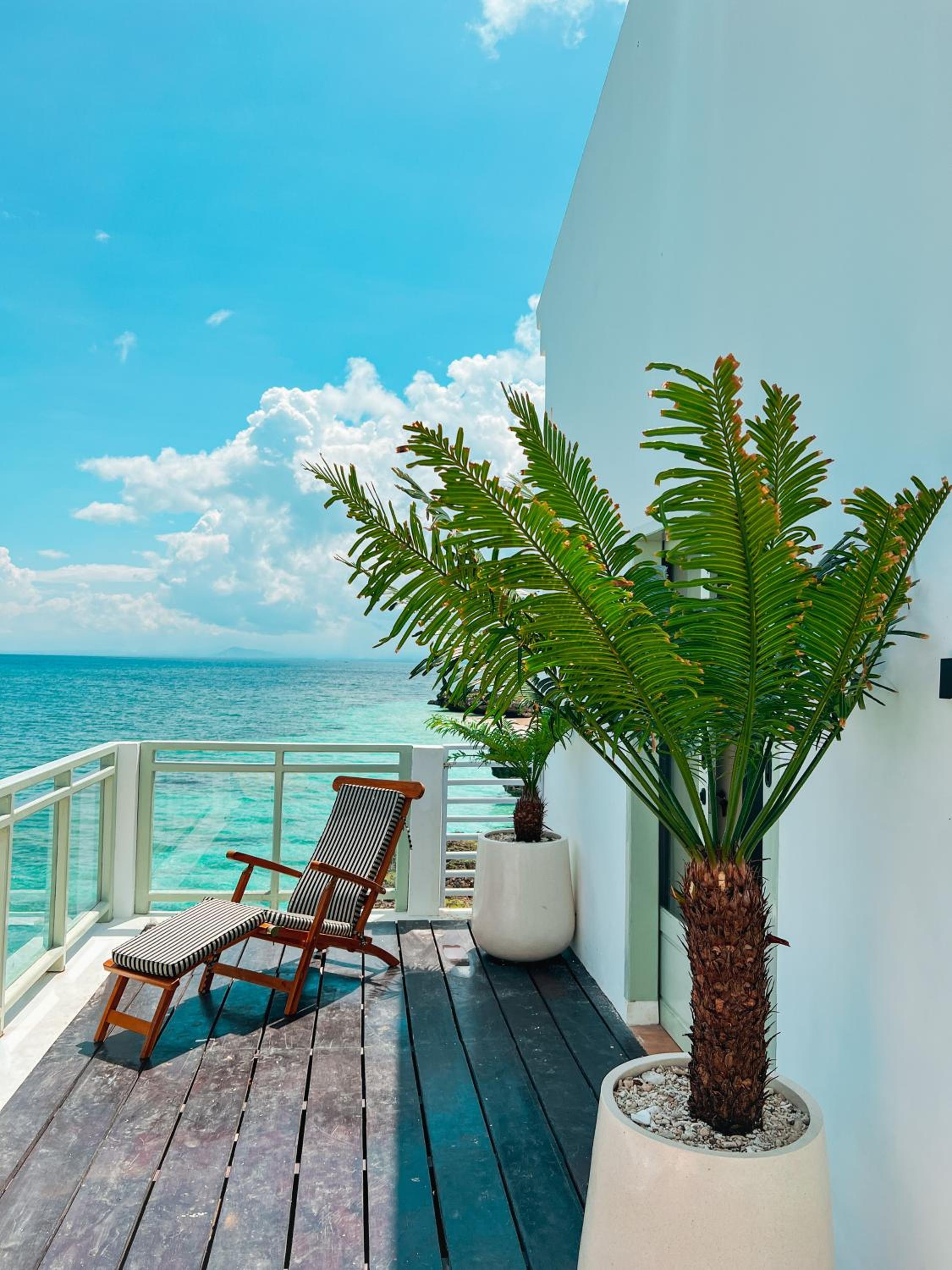Deluxe Double Room with Balcony and Sea View - Photo 11