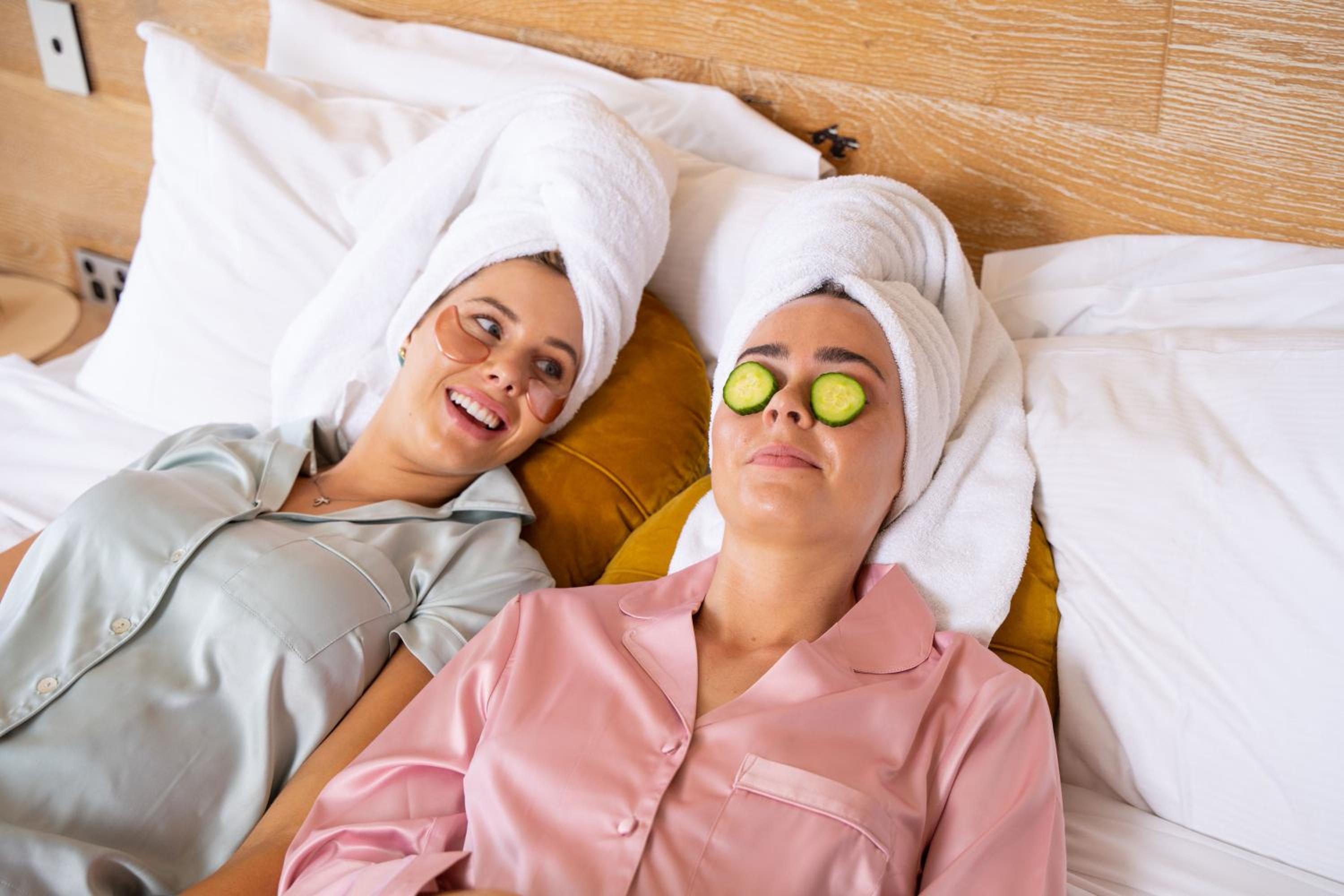 Deluxe Twin Room thumbnail 5